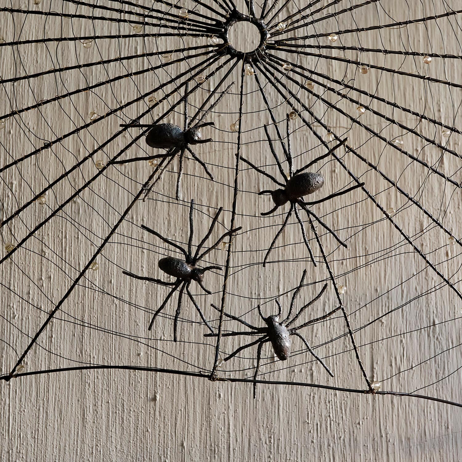 Lot de 4 araignées décoratives Gwynetha Décoration toile d'araignée en métal noir avec araignées sur fond clair, accessoire Halloween