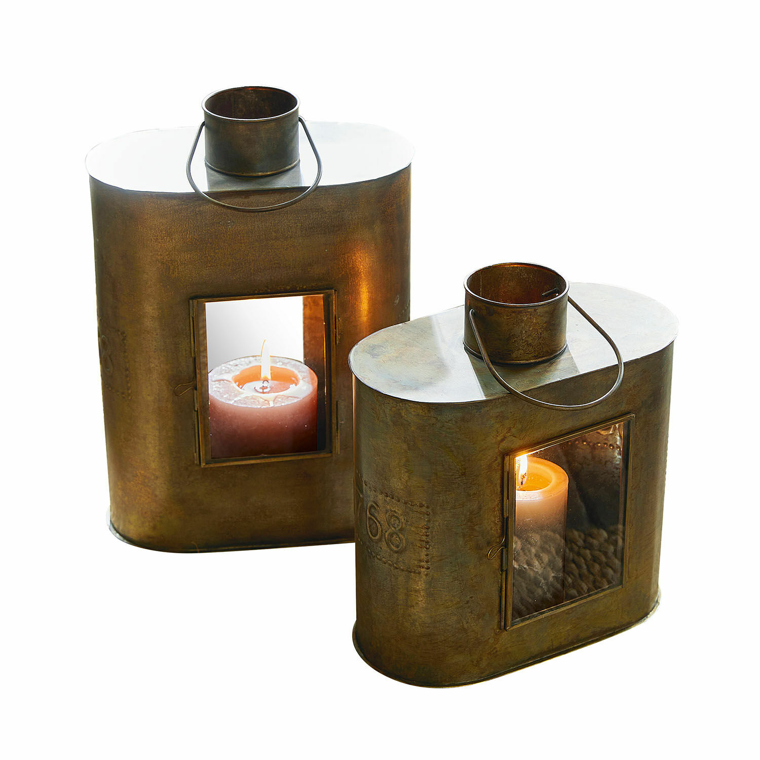 Lot de 2 lanternes Gemaingoutte Ensemble de deux lanternes en métal couleur laiton avec poignées et bougies allumées à l'intérieur