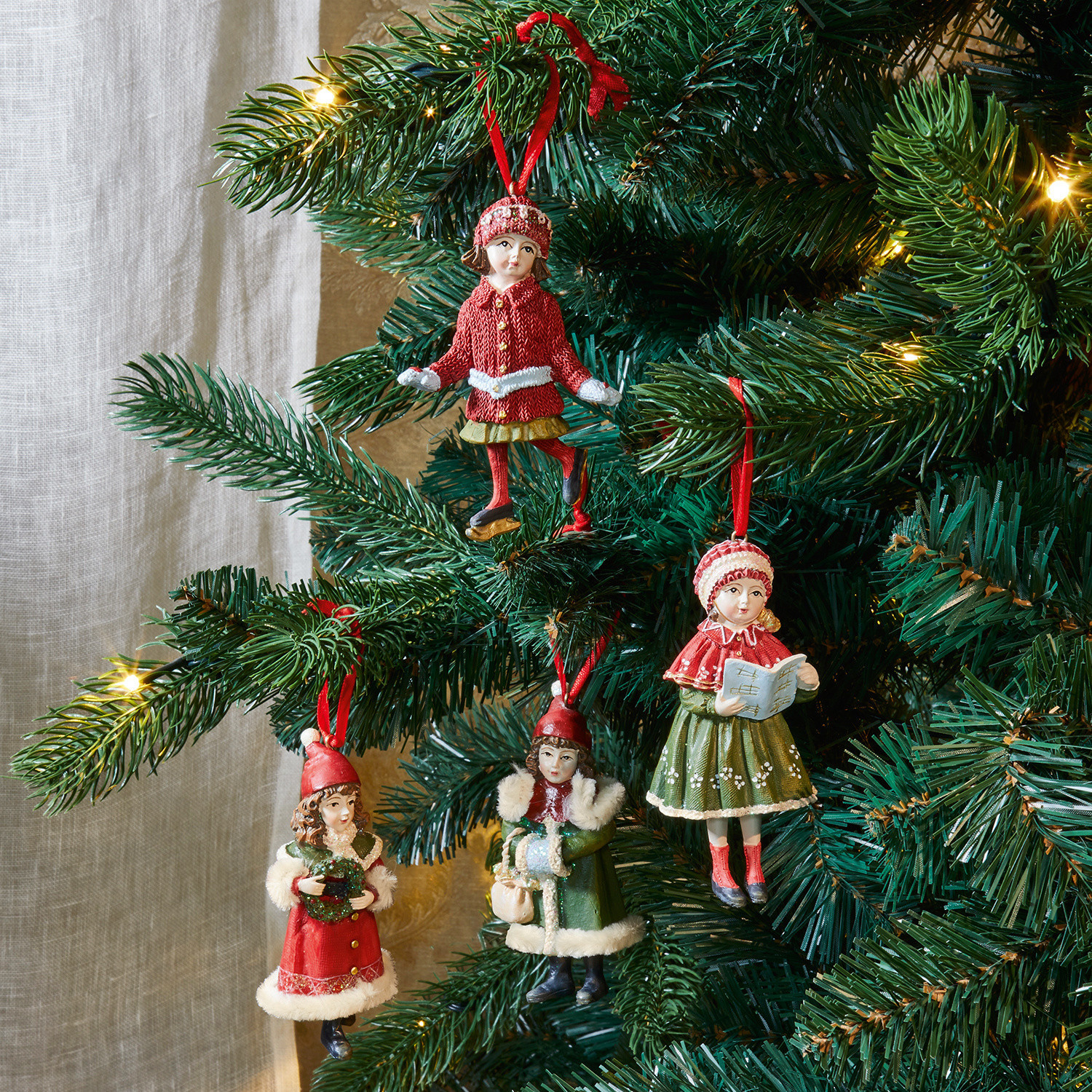 Lot de 4 décorations suspendues Nostalgic Ensemble de quatre décorations de sapin avec figurines d'enfants en vêtements d'hiver rouges et verts