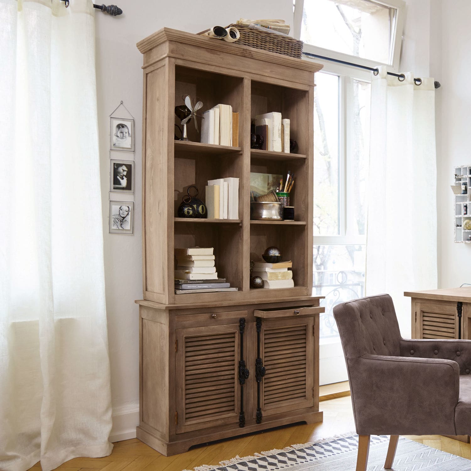 Armoire Woodlawn Buffet en bois naturel avec étagères et tiroirs, idéal pour salon ou bureau lumineux