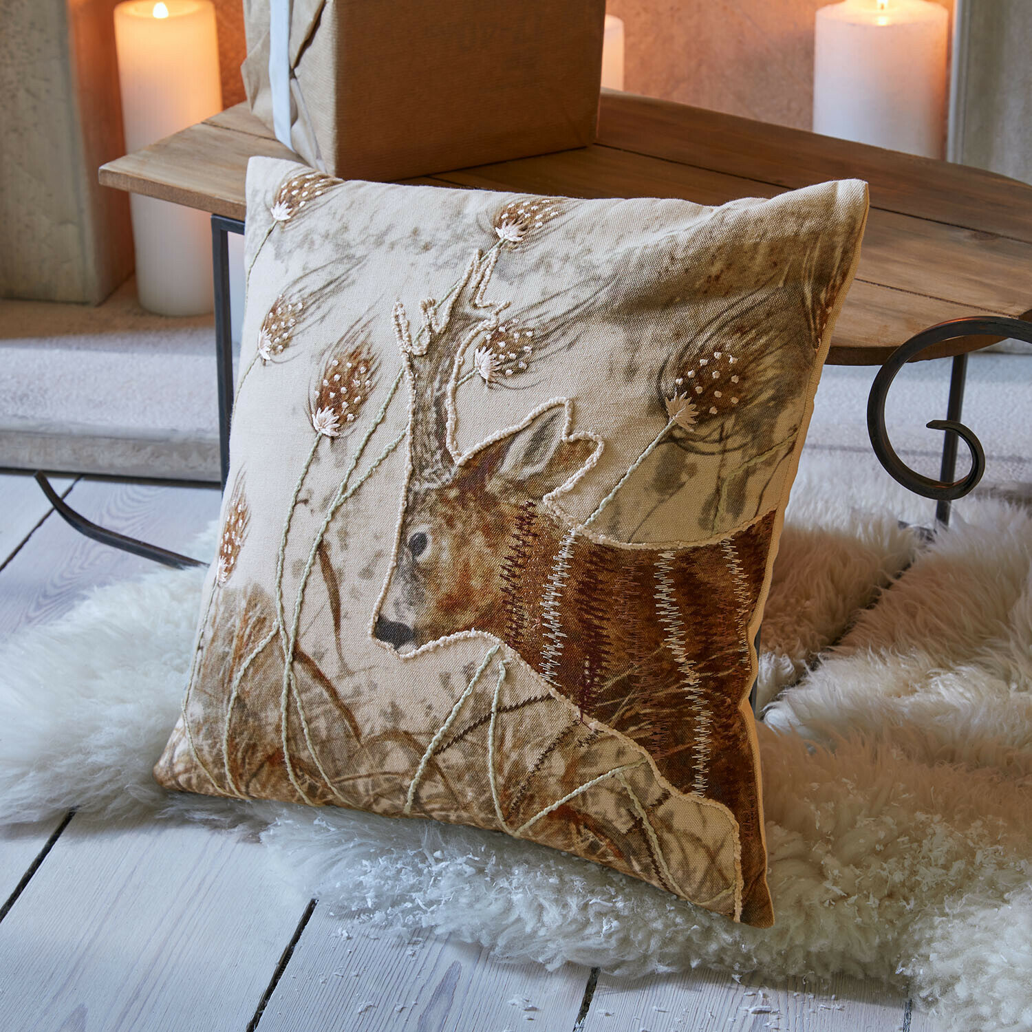 Housse de coussin Trenaya Coussin beige décoratif avec motif cerf brodé, tissu doux, accessoire chaleureux pour la maison