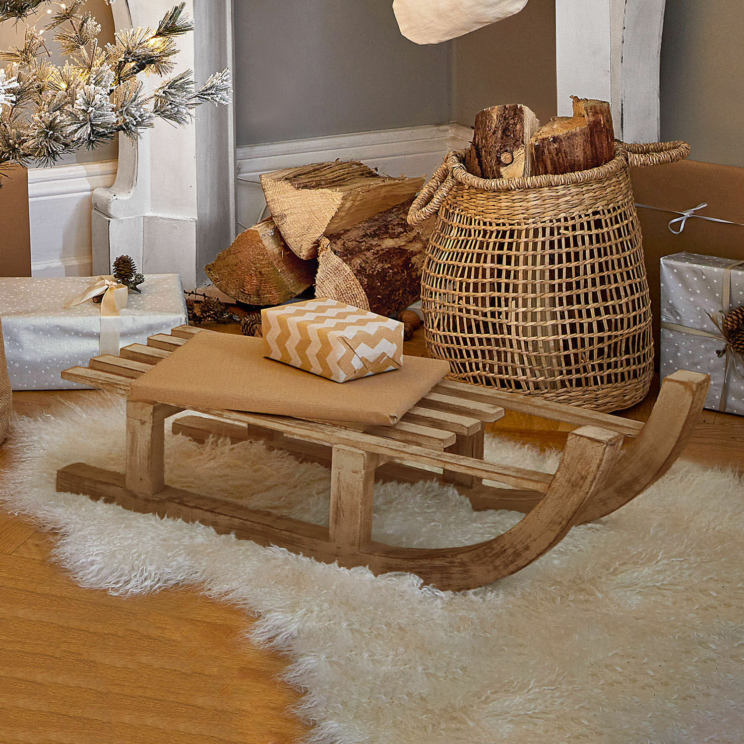 Luge décorative FSC®-100% Hoekstra Luge en bois décorative sur tapis en fausse fourrure blanche avec cadeaux et panier en bois
