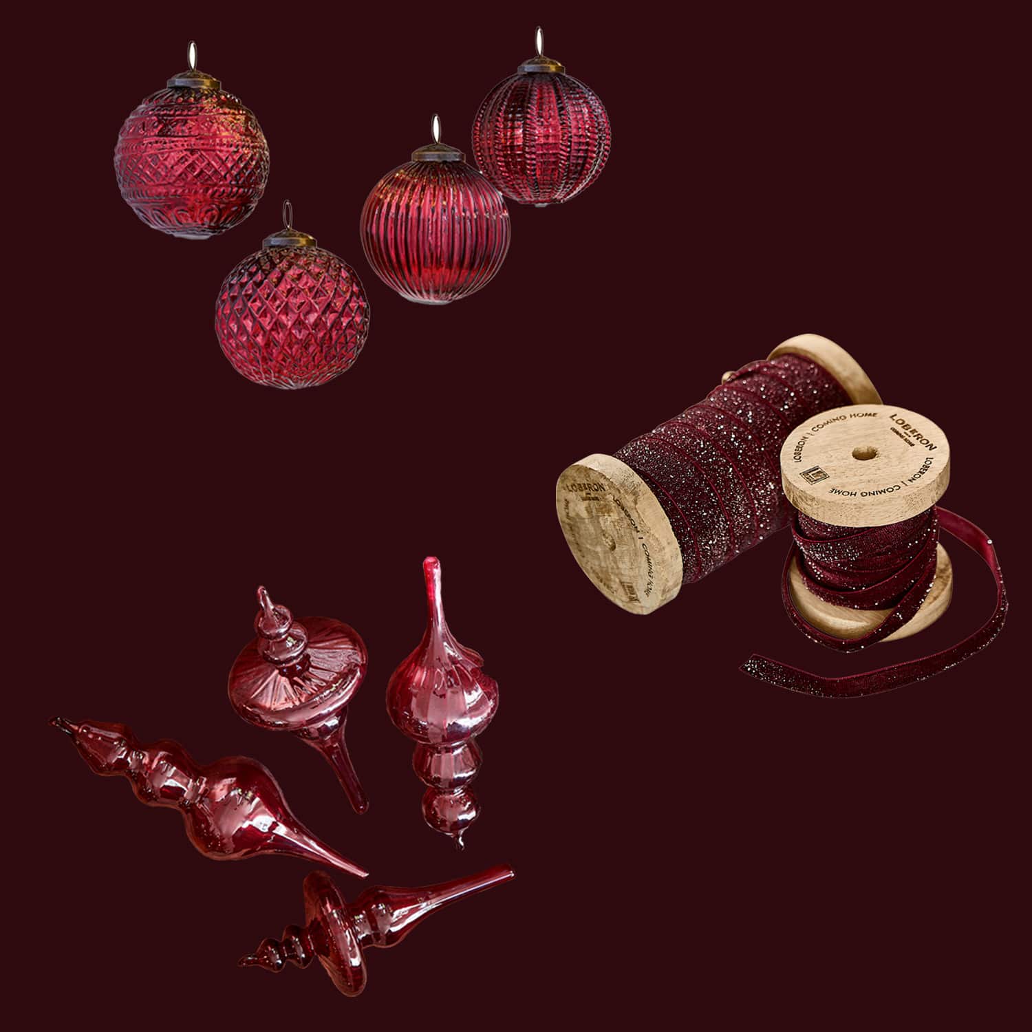Ensemble de boules de Noël rouges en verre et décorations pointues avec ruban pailleté sur bobines en bois