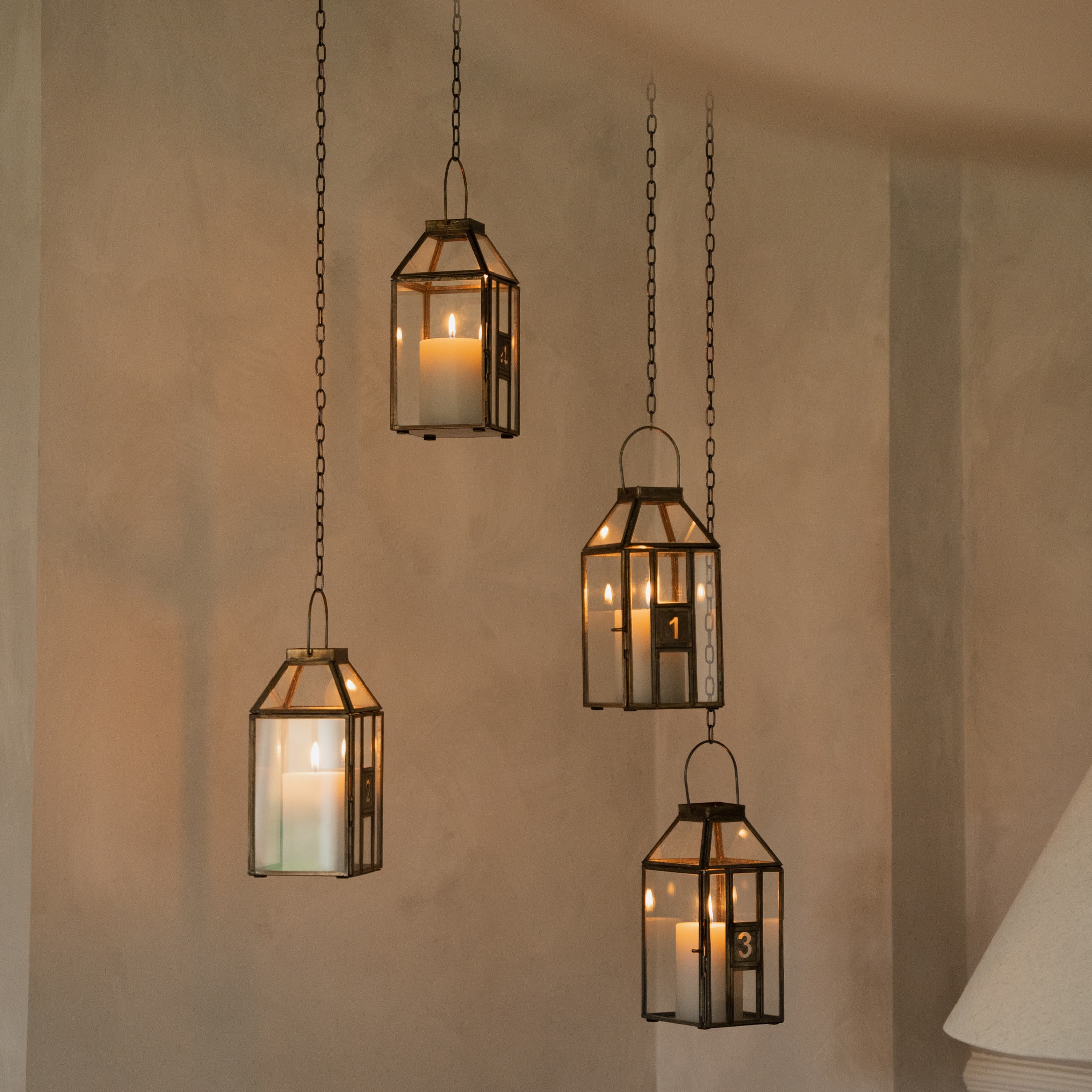 Lanterne suspendue en métal avec bougies blanches, décoration de Noël vintage élégante