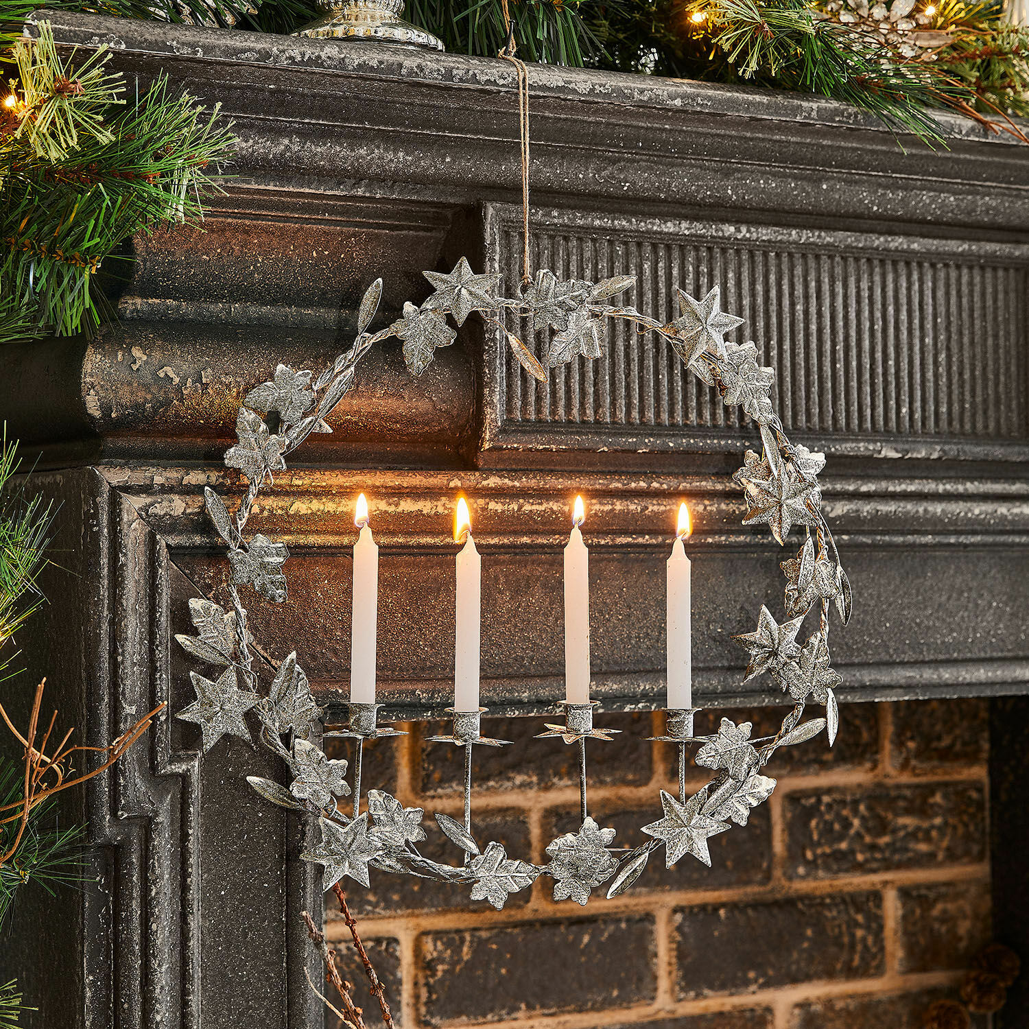 Bougeoir Jolvent Couronne en métal avec bougies blanches et étoiles décoratives suspendue sur une cheminée, décoration de Noël