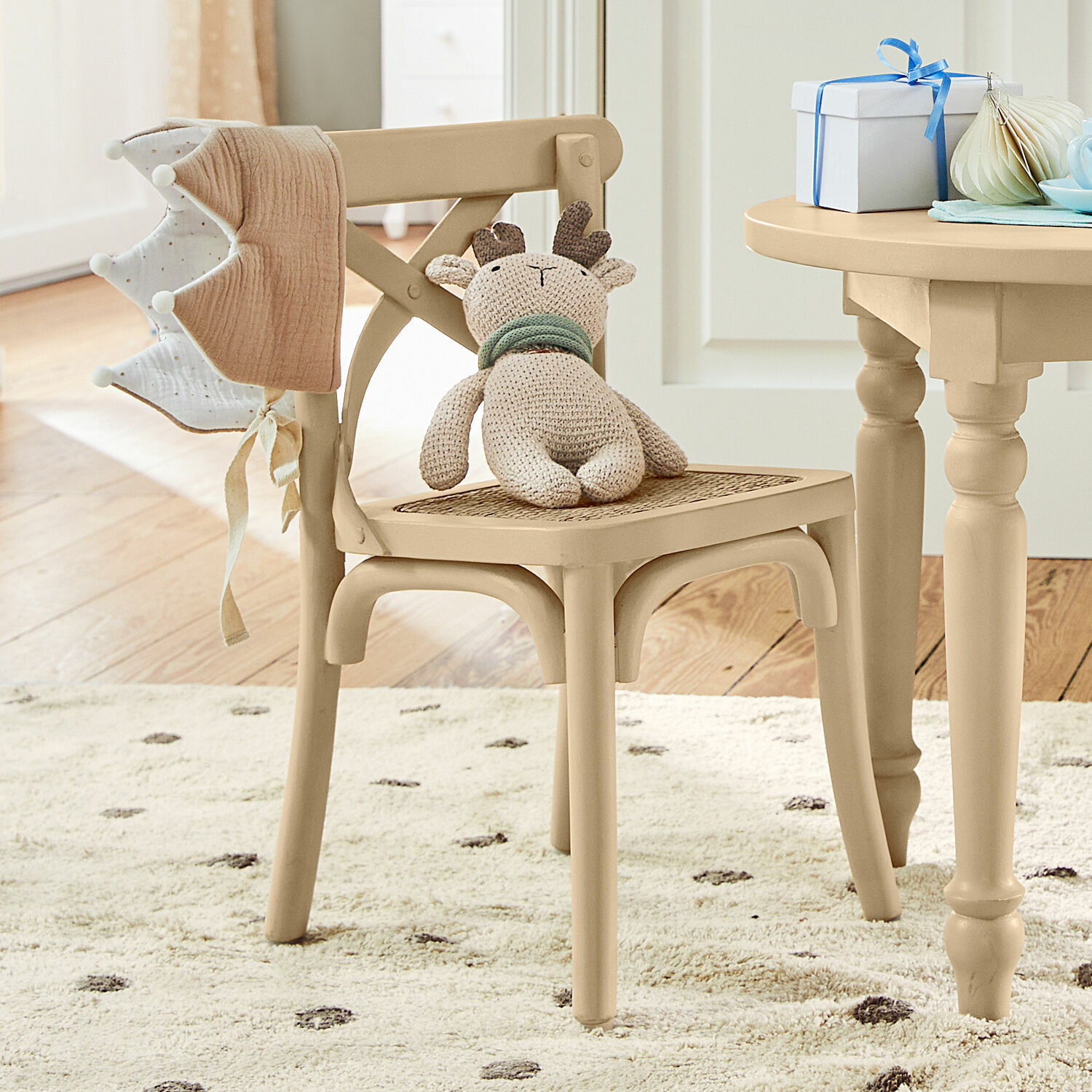 Chaise pour enfant Sourila Chaise en bois beige avec assise en osier et peluche renne dans une chambre d'enfant