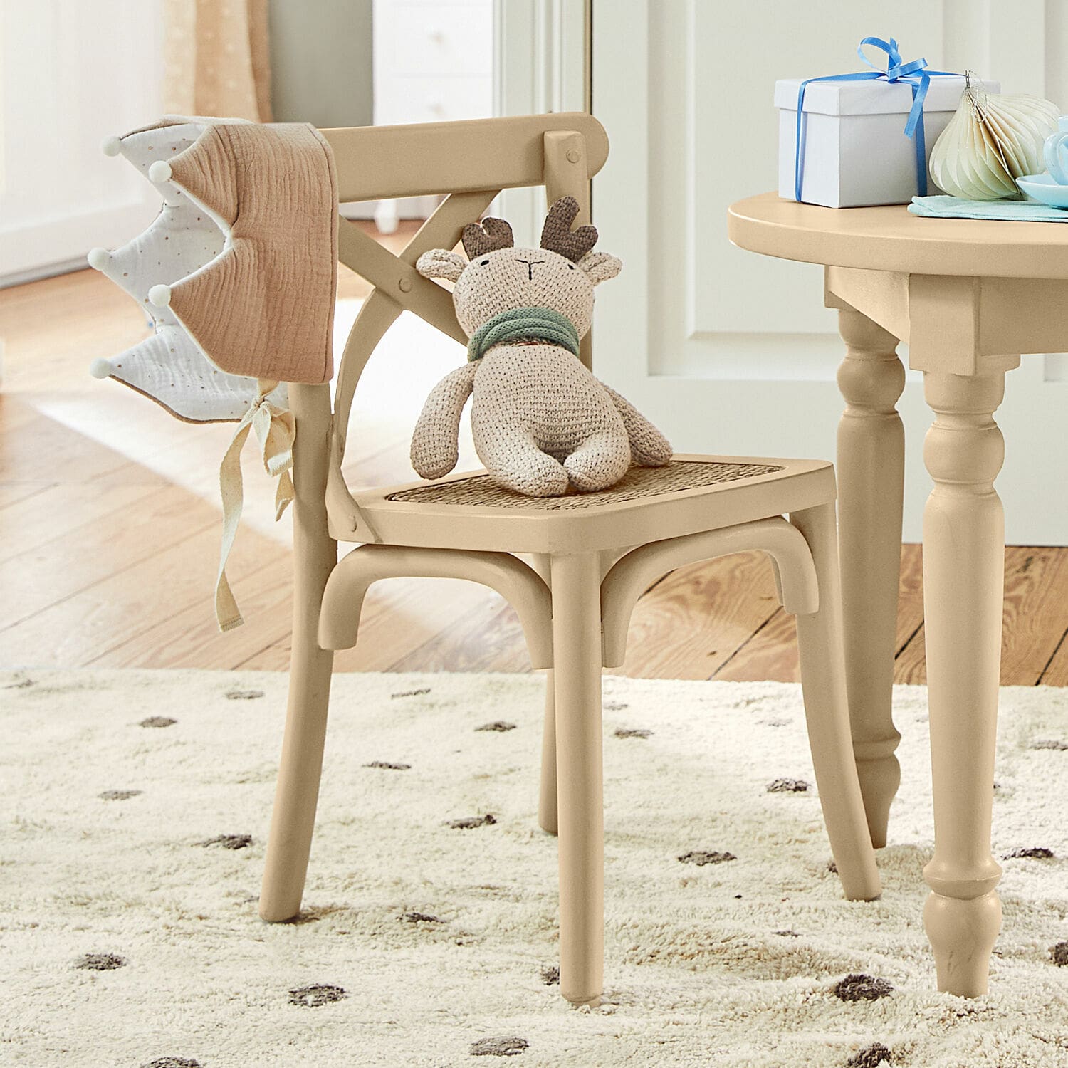 Chaise pour enfant Sourila Chaise en bois beige avec assise en osier et peluche renne dans une chambre d'enfant