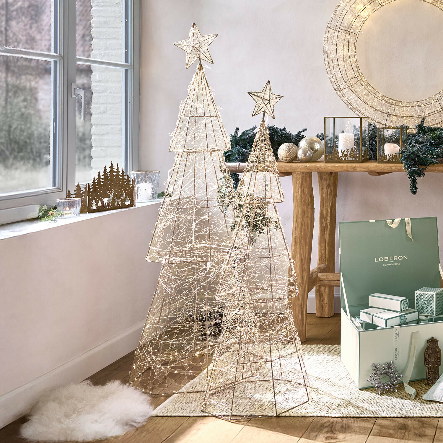 Lot de 2 sapins LED Chantorin Deux sapins décoratifs en métal avec guirlandes lumineuses LED dans un intérieur clair décoré pour Noël