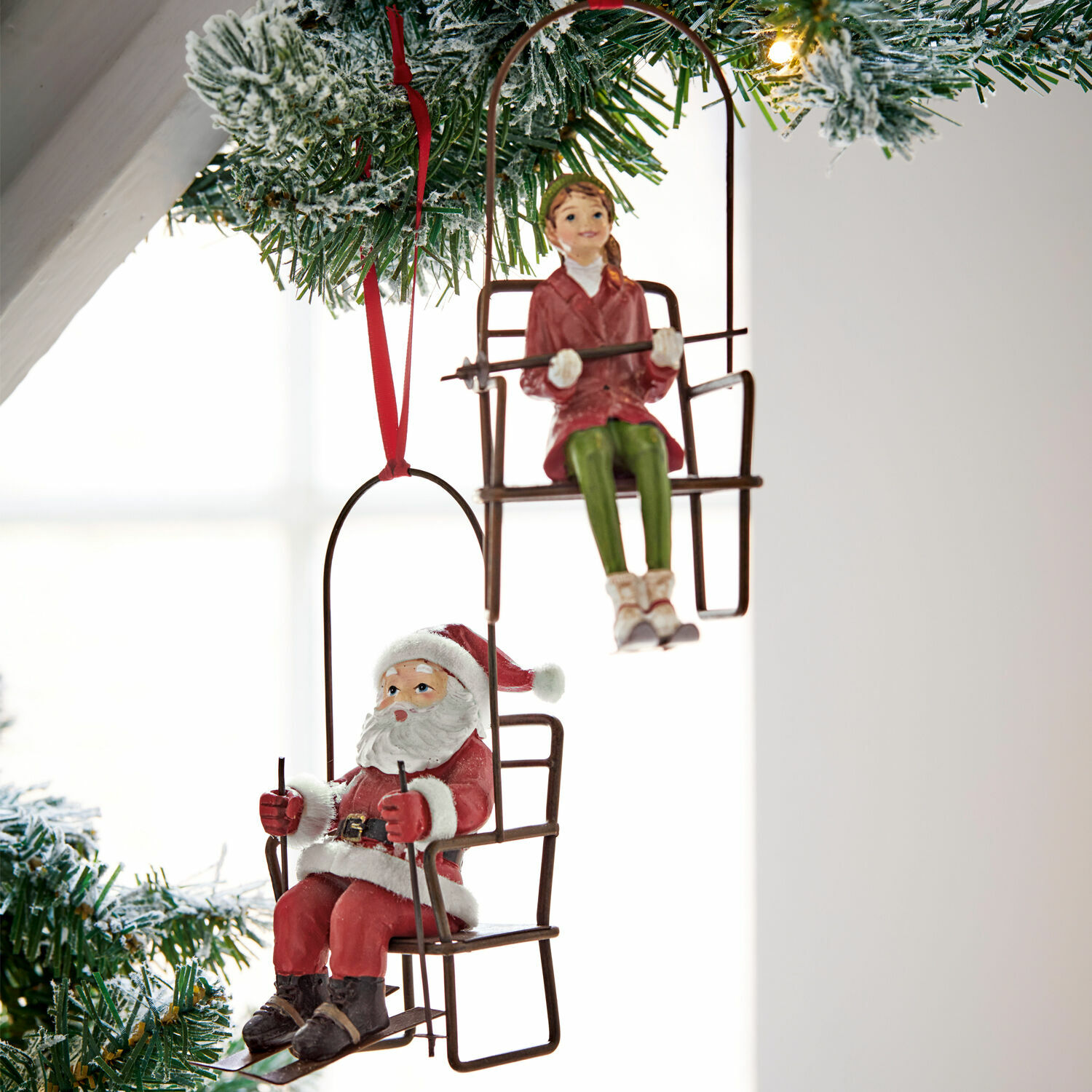 Lot de 2 décorations à suspendre Ponta Décorations de Noël suspendues avec figurines du Père Noël et fille sur des sièges en métal