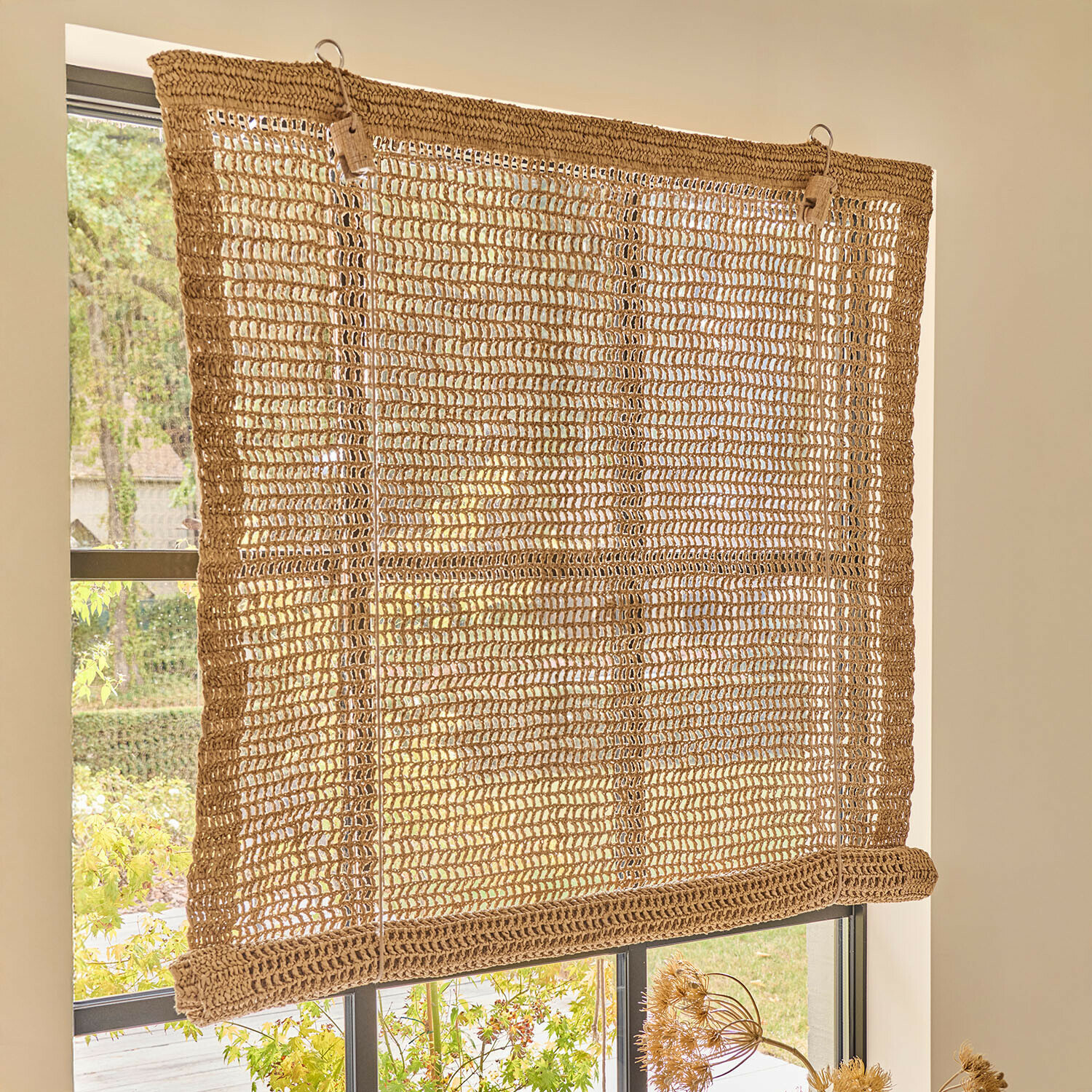 Store enrouleur Ivellas Store en corde naturelle beige tressée à la main, parfait pour décorer les fenêtres et filtrer la lumière