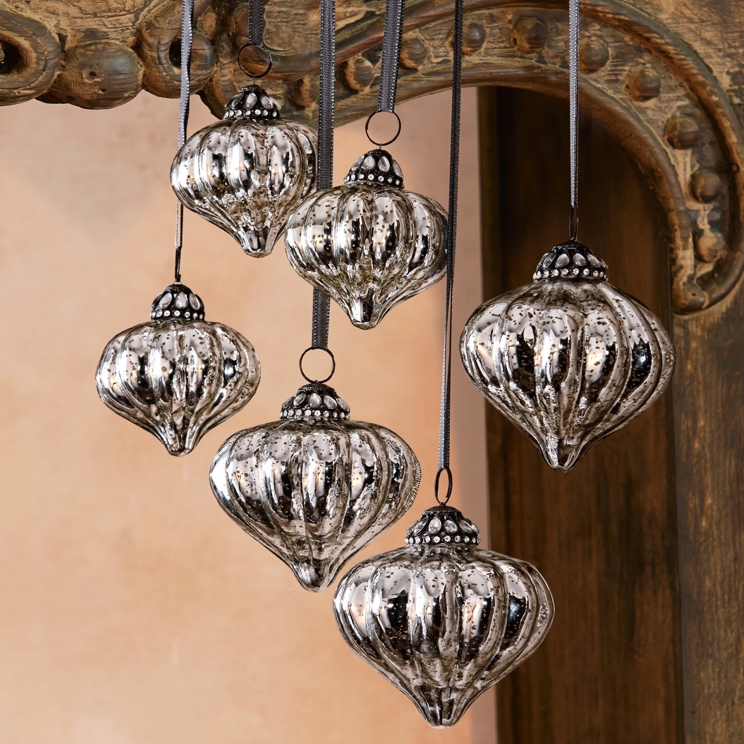 Lot de 6 décorations de Noël Lauranne Ensemble de six décorations de Noël en verre argenté avec suspensions noires et cristaux