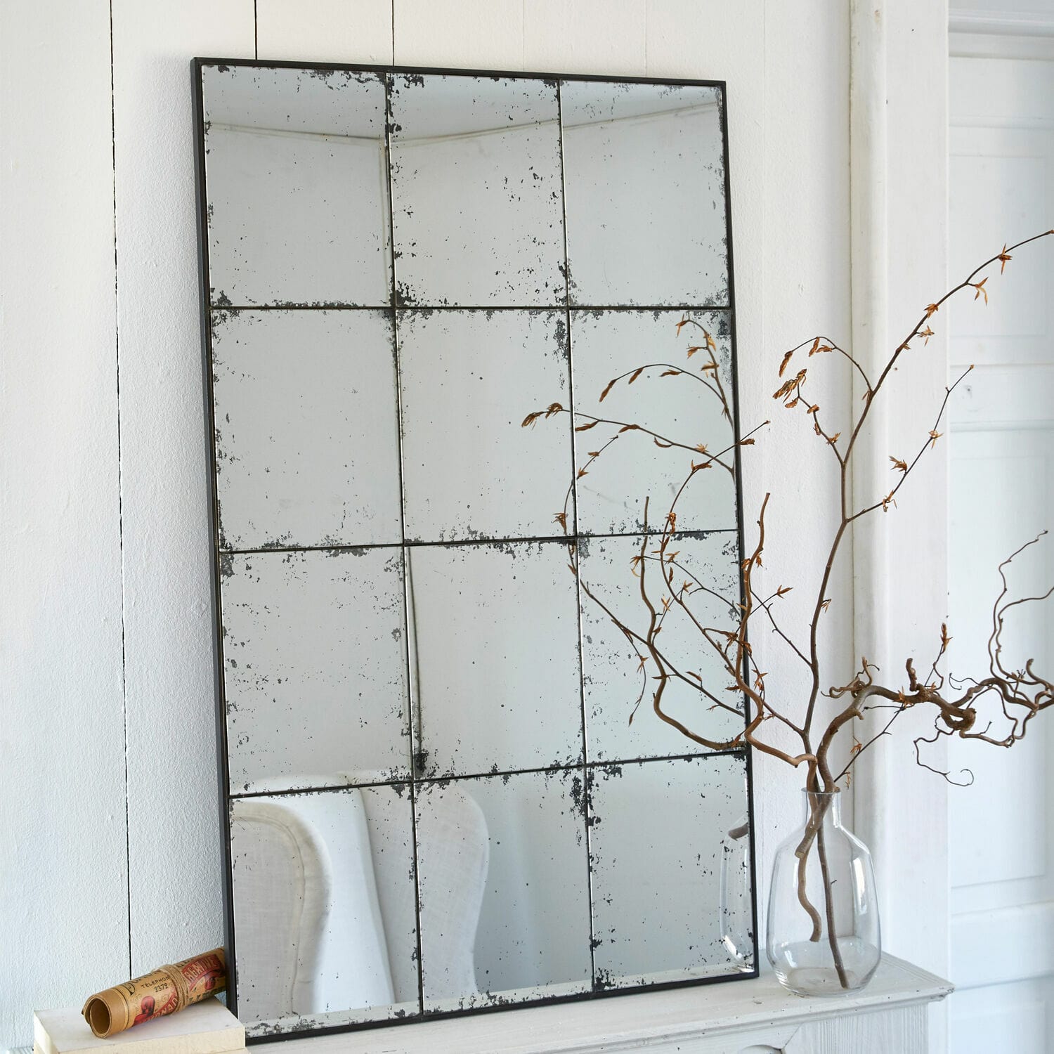 Miroir Burami Grand miroir mural en verre vieilli avec cadre métallique noir, décoration intérieure vintage