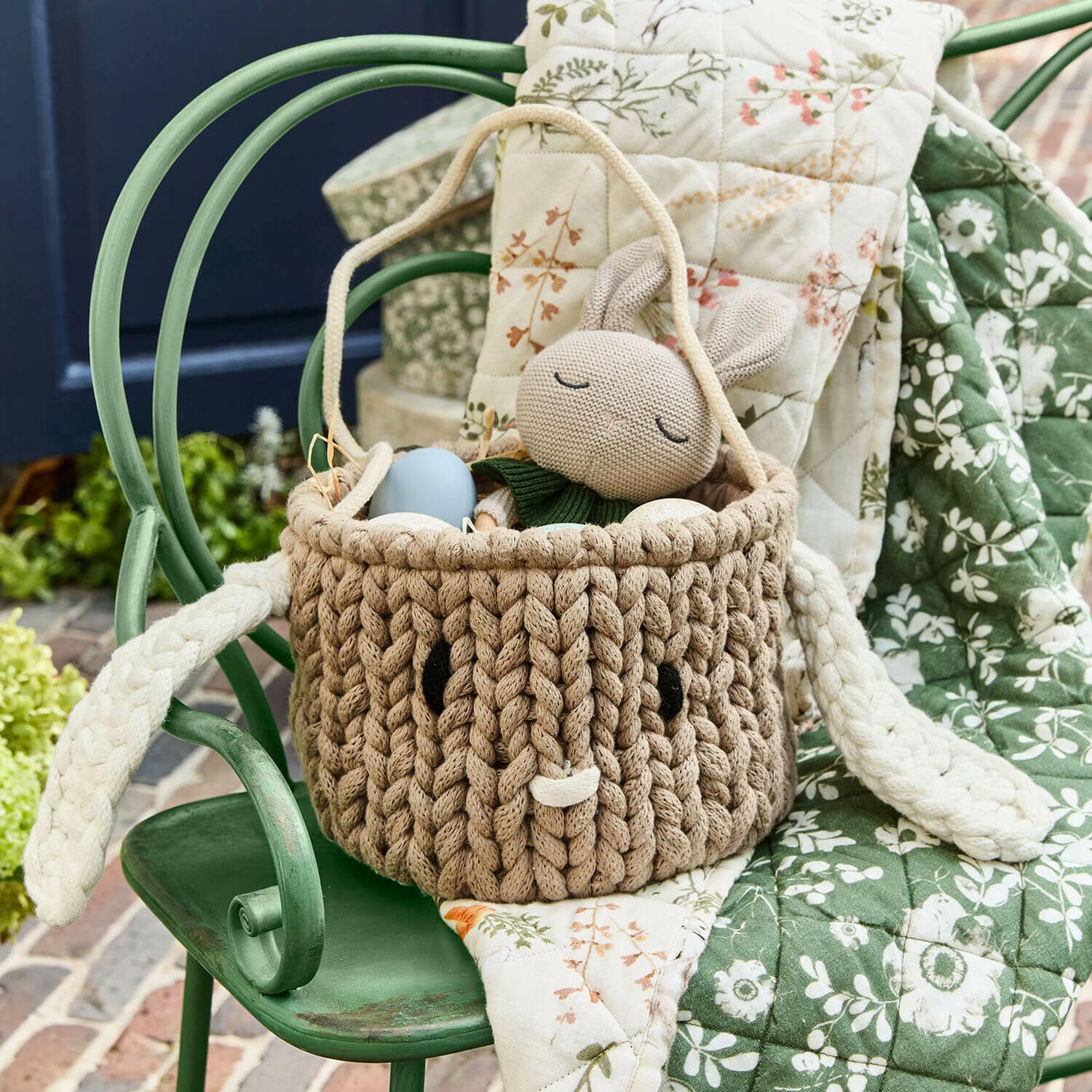 Panier Snugglewood Panier marron en tissu tressé avec oreilles et jouet lapin, décoration de Pâques sur chaise verte