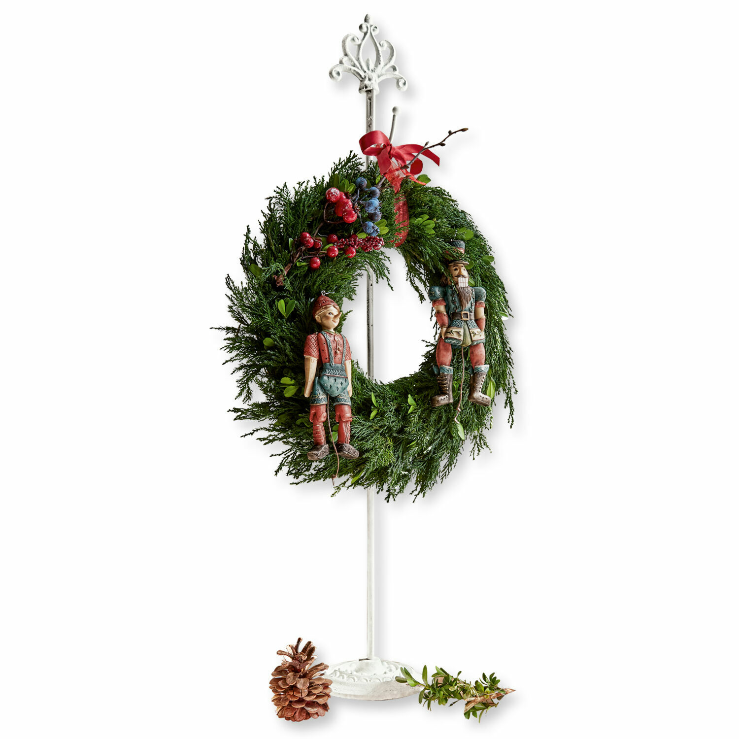 Support pour couronne Irulan Couronne de Noël en branches vertes avec baies rouges et bleues, figurines en bois, sur support blanc