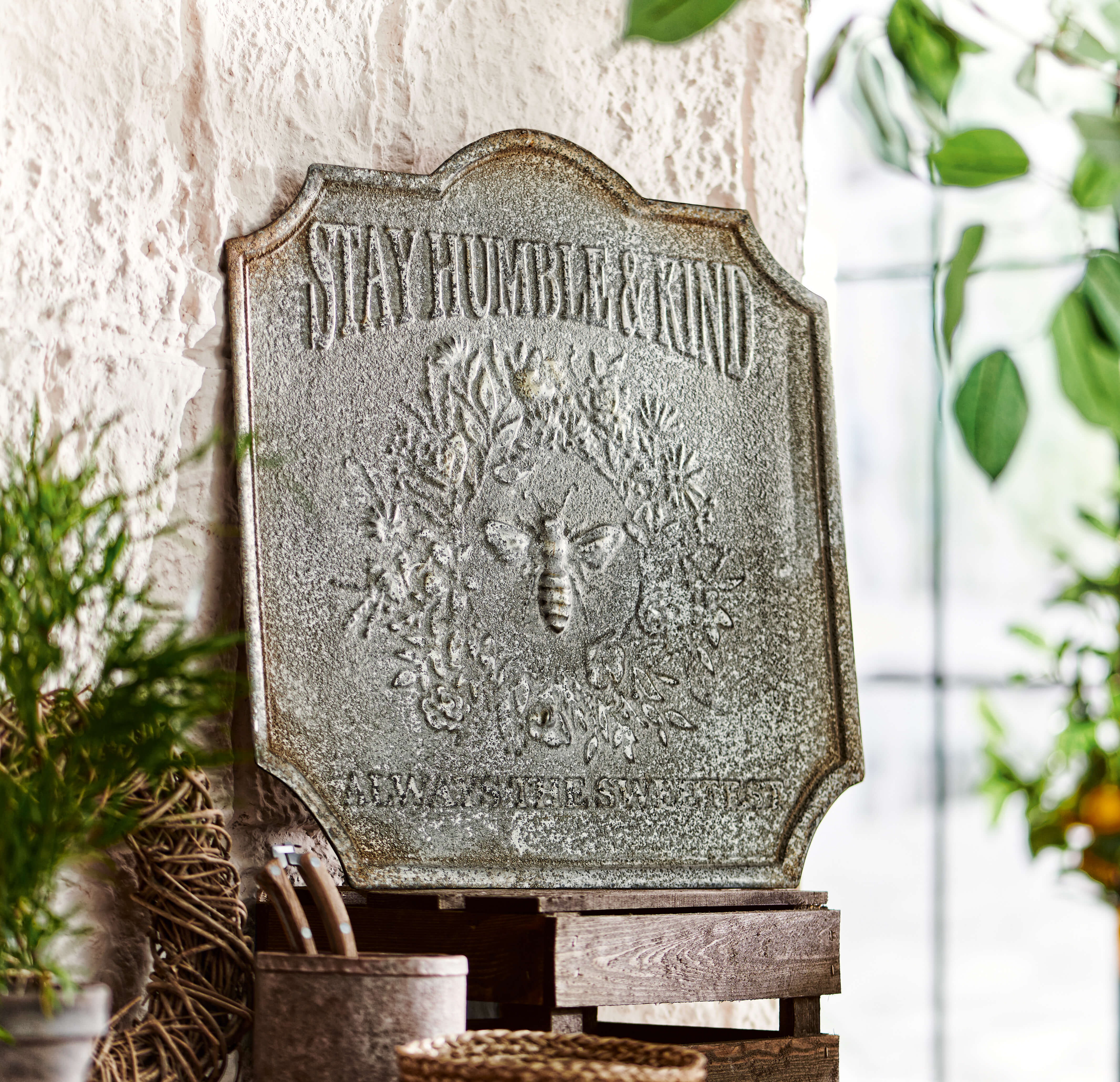 Plaque murale décorative en métal style vintage avec inscription Stay Humble & Kind et motif abeille