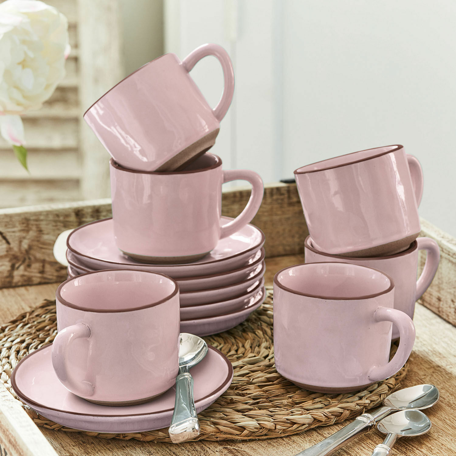 Lot de 6 tasses et soucoupes Biarré Ensemble de tasses et soucoupes en céramique rose avec bord brun sur un dessous tressé