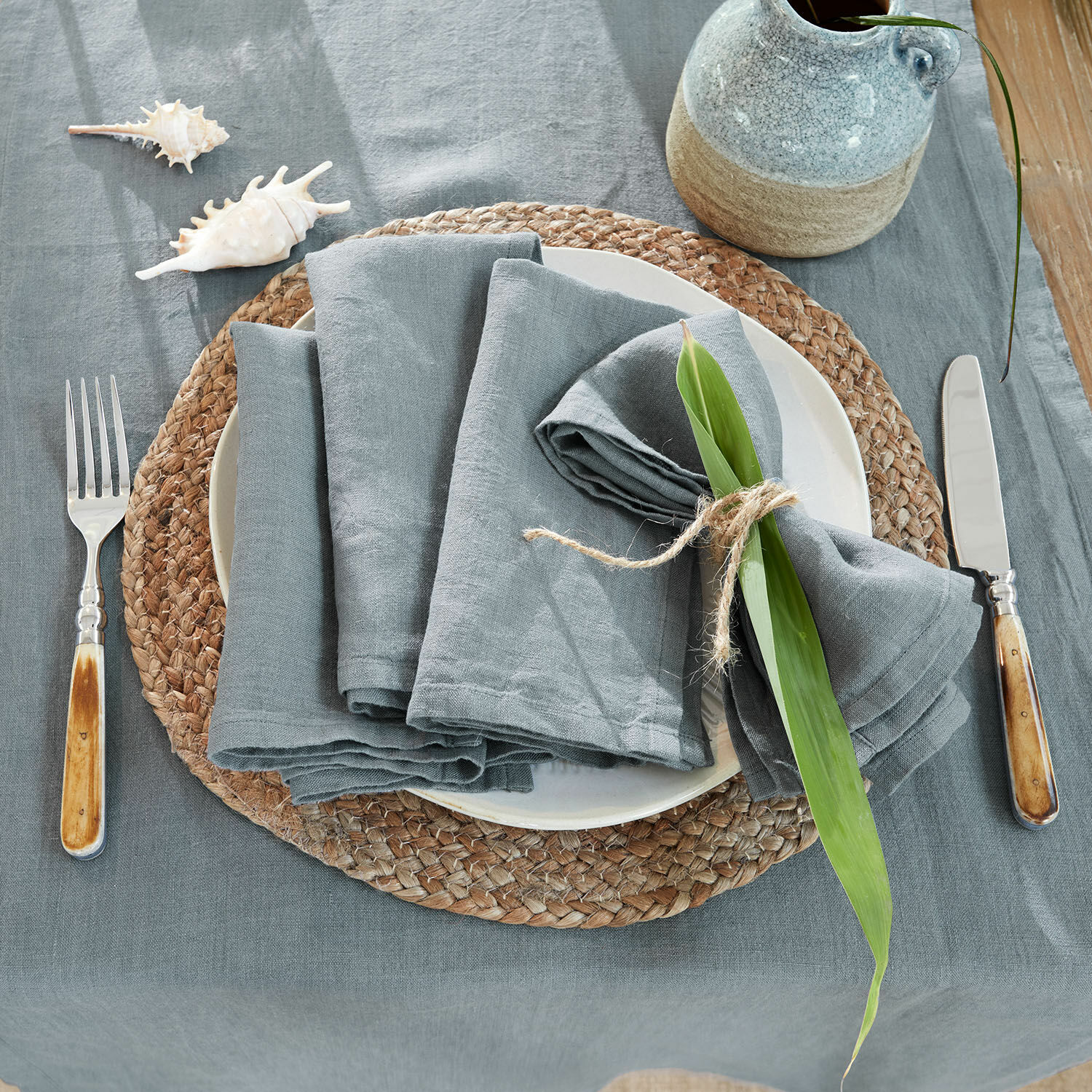 Lot de 4 serviettes Ghis Nappe et serviettes en lin gris sur assiette avec dessous de plat naturel et couverts à manches en bois