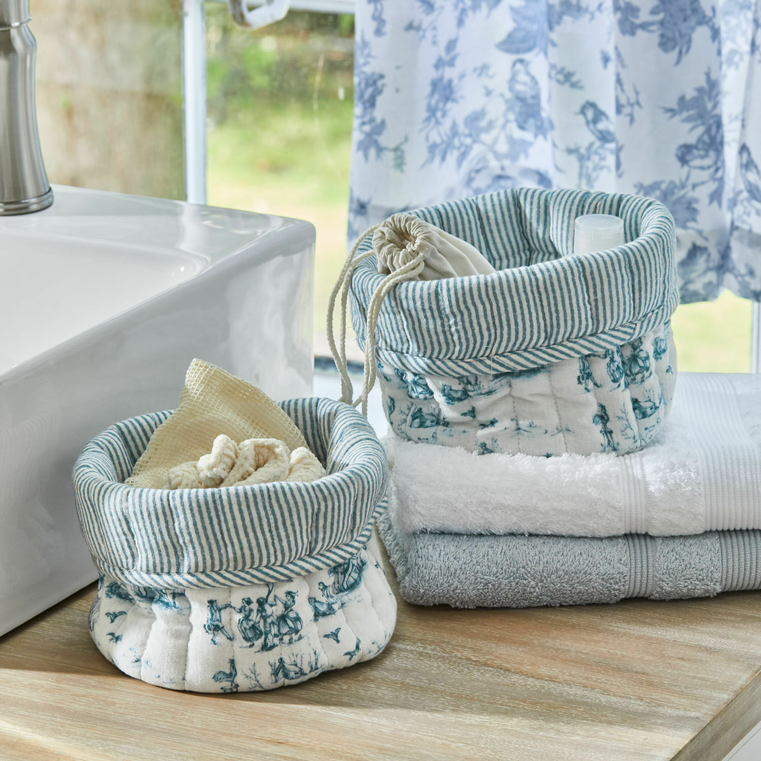 Lot de 2 paniers Emilie Paniers en coton blanc et bleu avec motifs pour ranger serviettes et accessoires de salle de bain