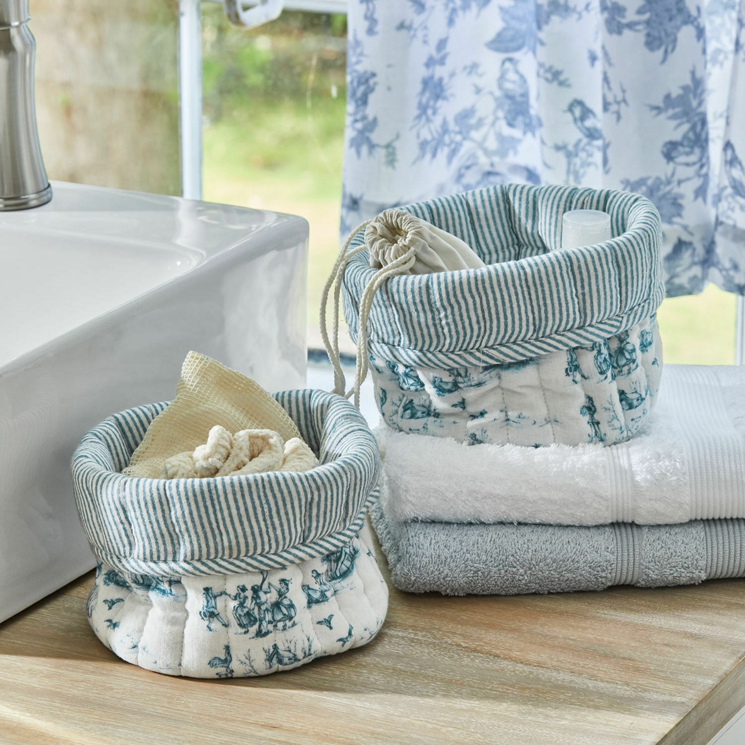 Lot de 2 paniers Emilie Paniers en coton blanc et bleu avec motifs pour ranger serviettes et accessoires de salle de bain