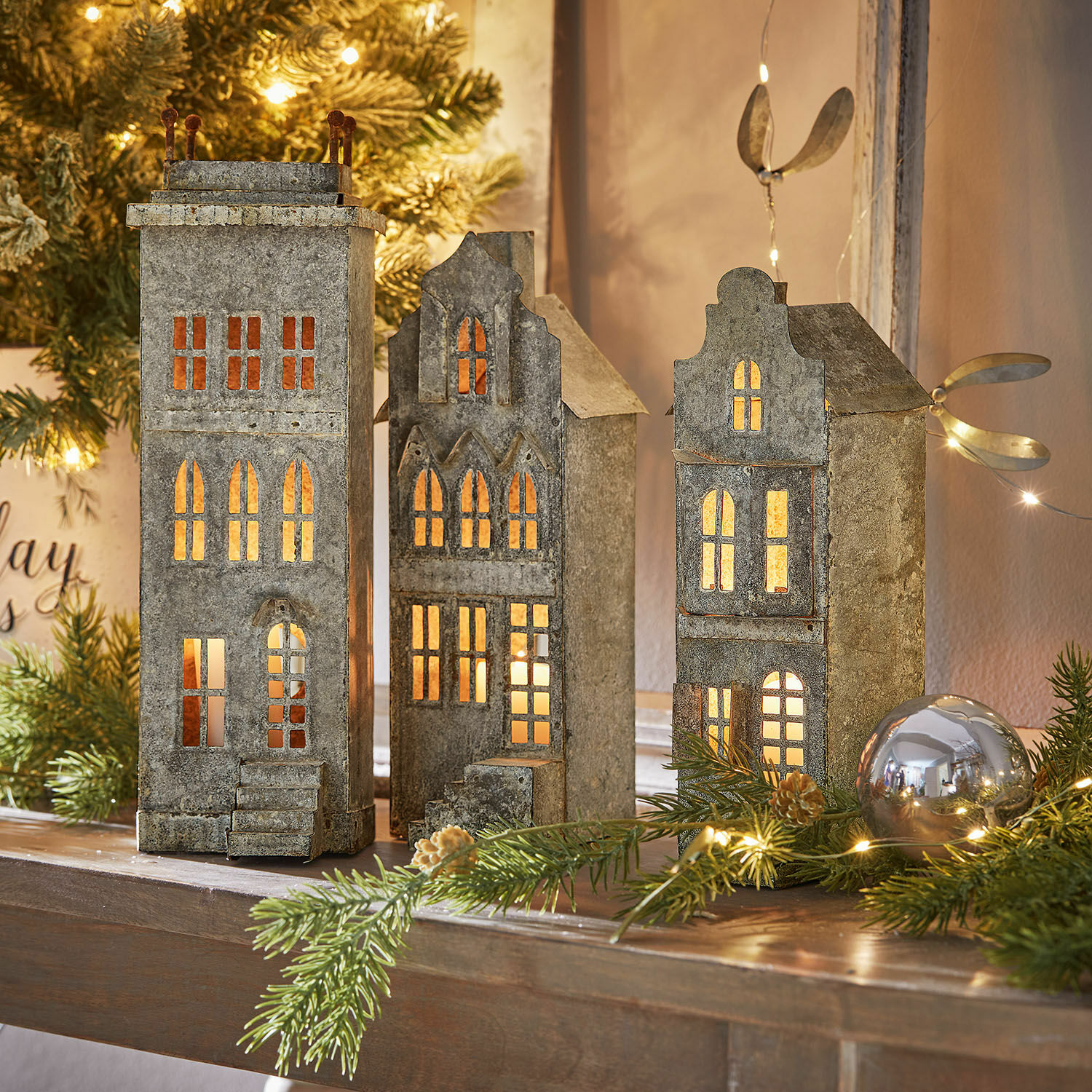 Photophore Middlewich Lampions décoratifs en forme de maisons en métal gris avec lumière chaude, décoration de Noël élégante