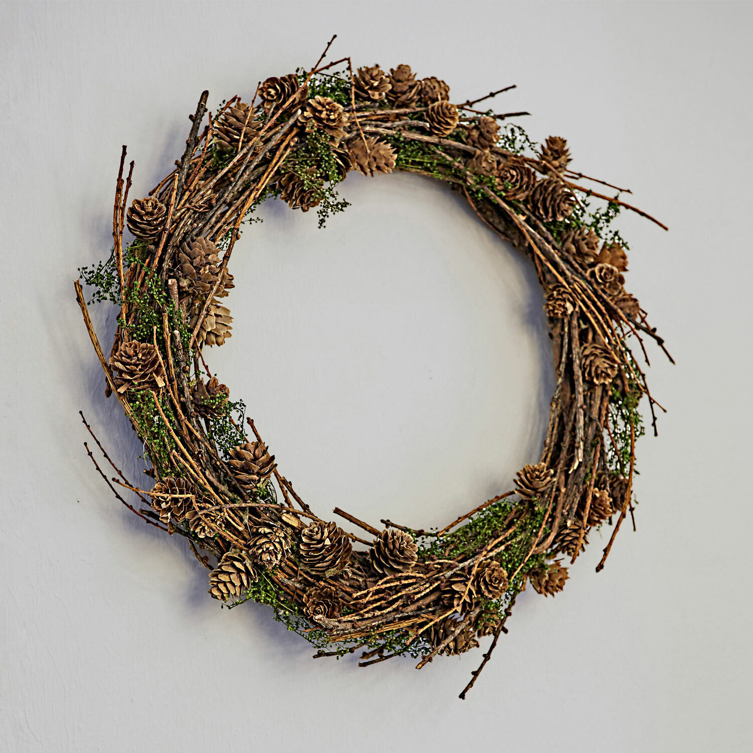 Couronne Dangriga Couronne naturelle en brindilles et pommes de pin marron pour décoration murale