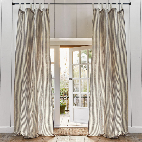 Rideaux beiges à fines rayures en tissu naturel, décoration élégante pour fenêtre de salon.