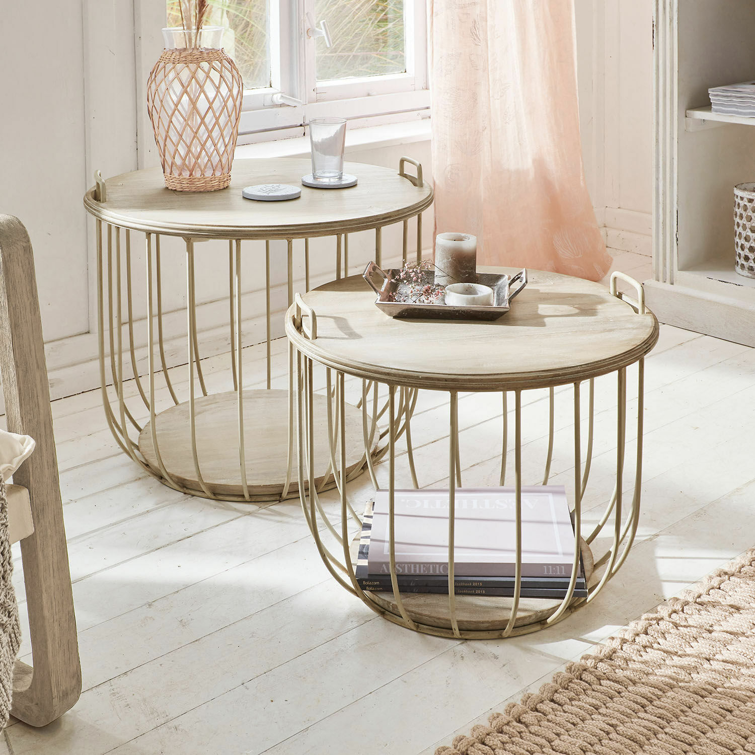 Lot de 2 tables basses Lawson Deux tables basses rondes en bois clair et cadre métallique beige pour salon lumineux