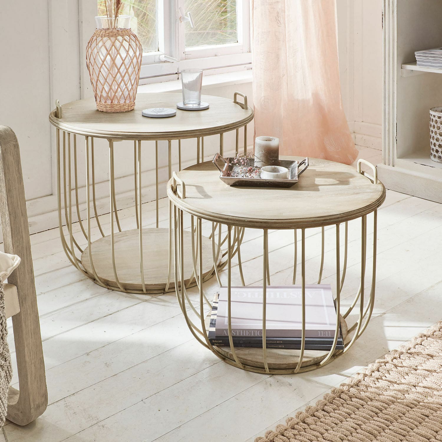 Lot de 2 tables basses Lawson Deux tables basses rondes en bois clair et cadre métallique beige pour salon lumineux