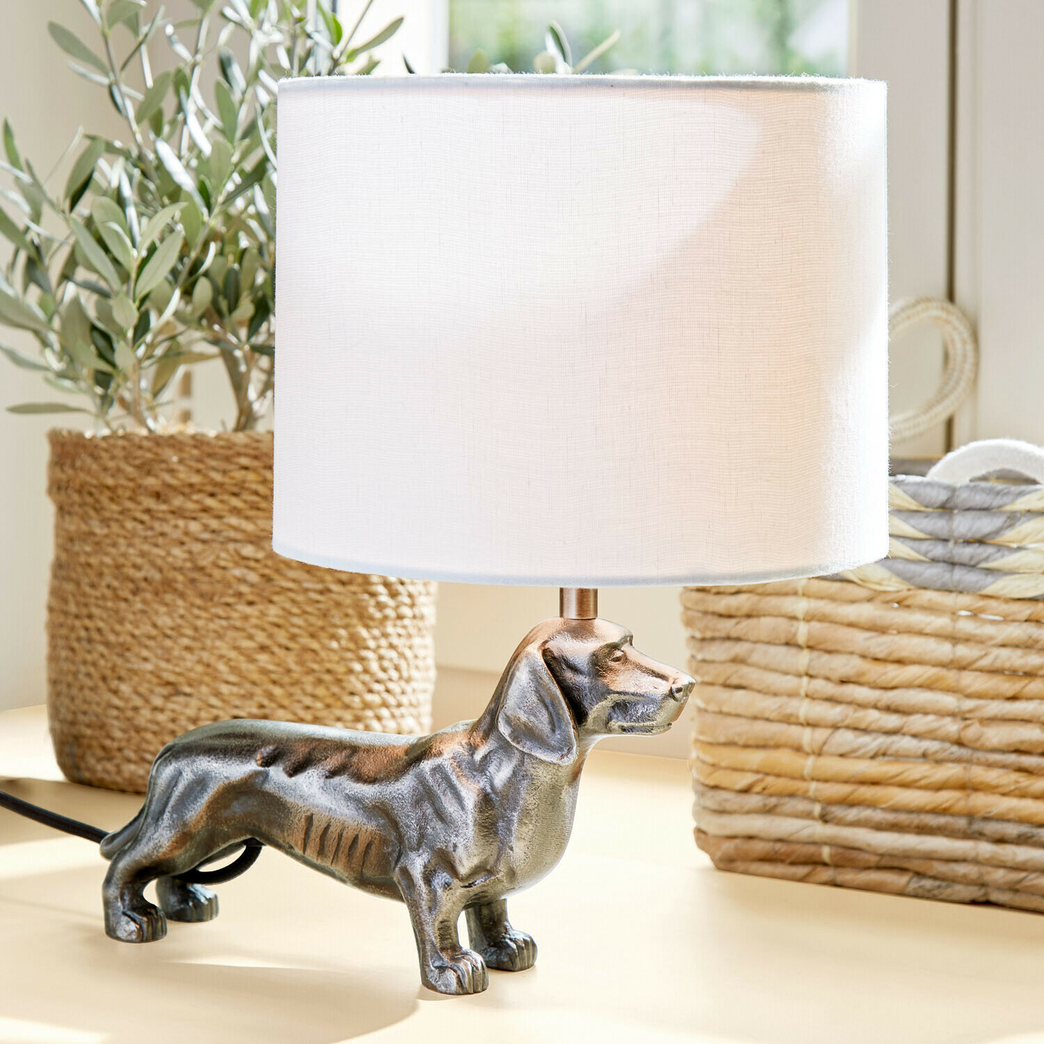 Lampe de table avec abat-jour blanc et base en métal en forme de chien teckel, décoration intérieure