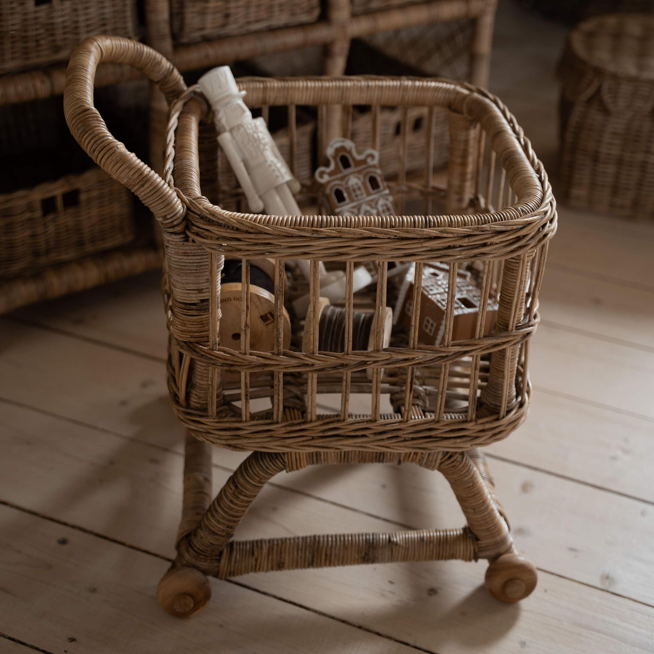 Panier en rotin naturel sur roulettes avec poignée en bois, rangement décoratif pour accessoires divers
