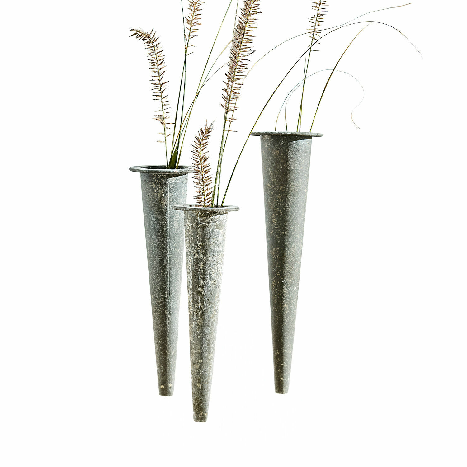 Ensemble de trois vases métalliques gris étroits avec herbes décoratives, décoration moderne pour jardin
