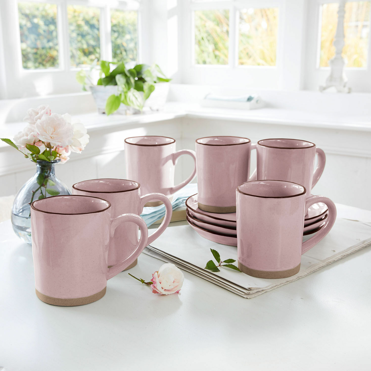 Lot de 6 tasses Biarré Ensemble de mugs en céramique rose avec bord marron et sous-tasses sur table claire en cuisine