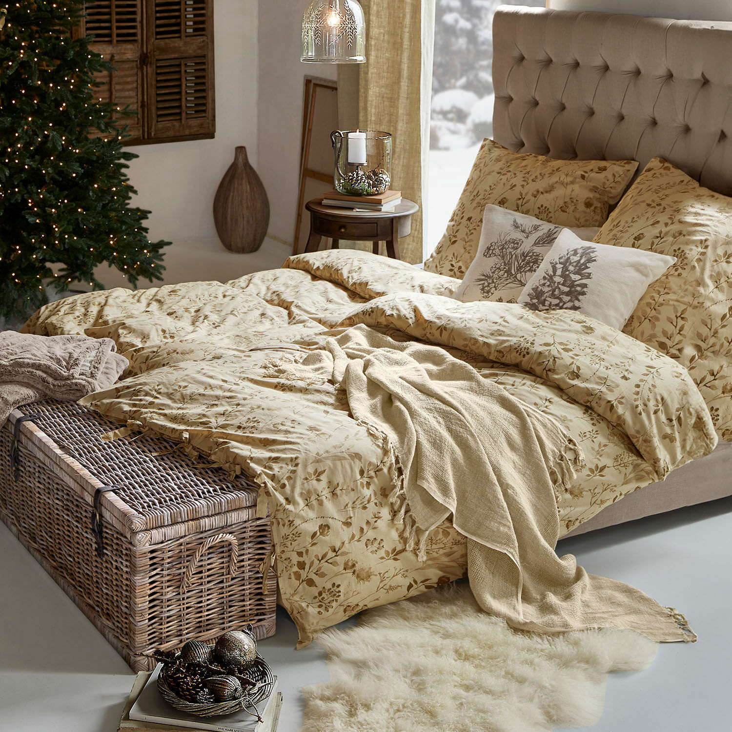 Parure de lit Maraviglio Parure de lit beige à motif floral sur lit avec tête de lit capitonnée dans une chambre chaleureuse