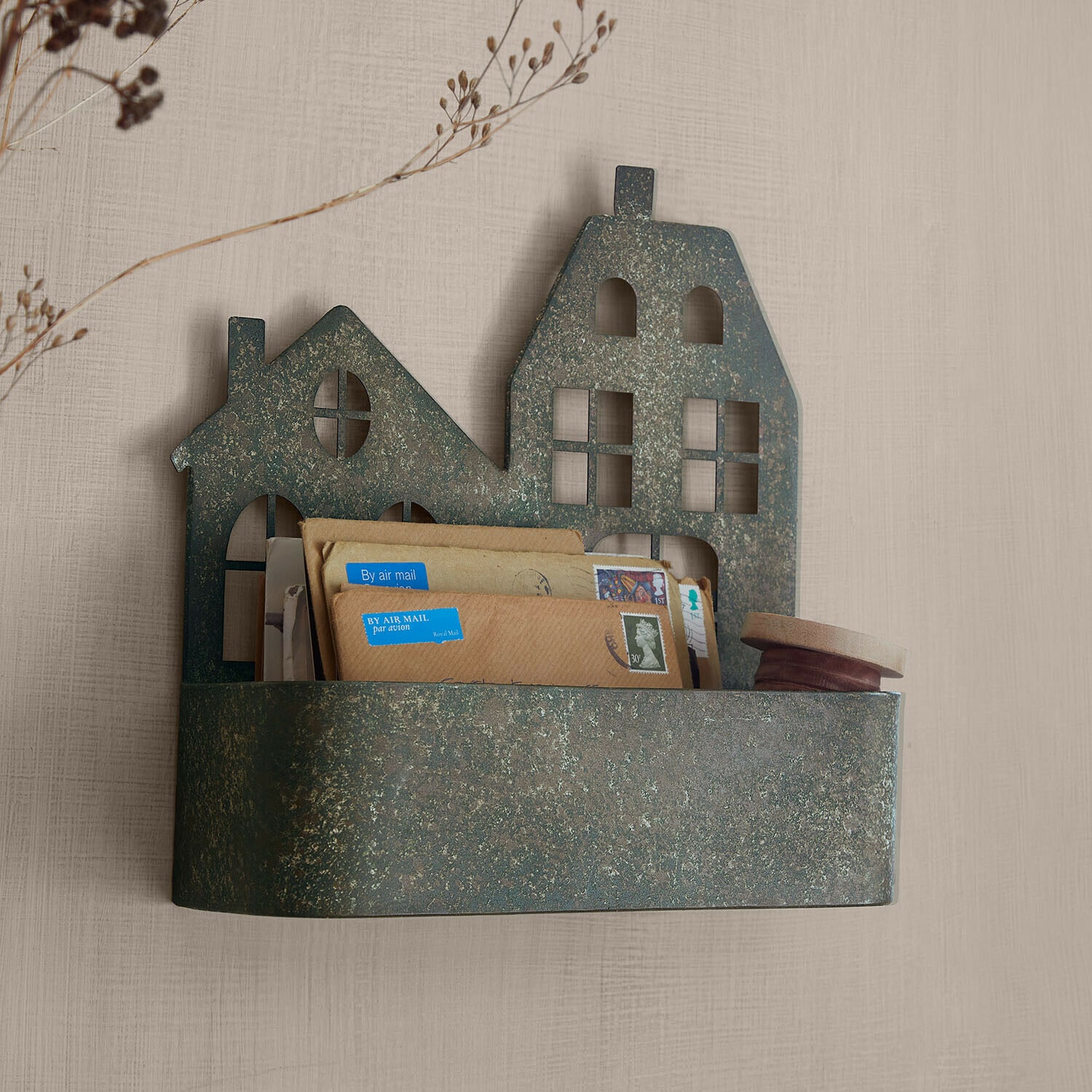 Cache-pot en fer Barnabies Boîte aux lettres murale en métal vert en forme de maisons avec espace pour courrier et décorations