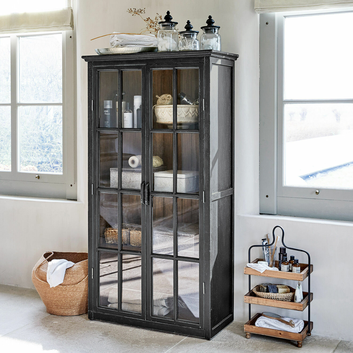 Vitrine Keanu Armoire noire en métal avec portes vitrées style loft pour rangement dans la salle de bain