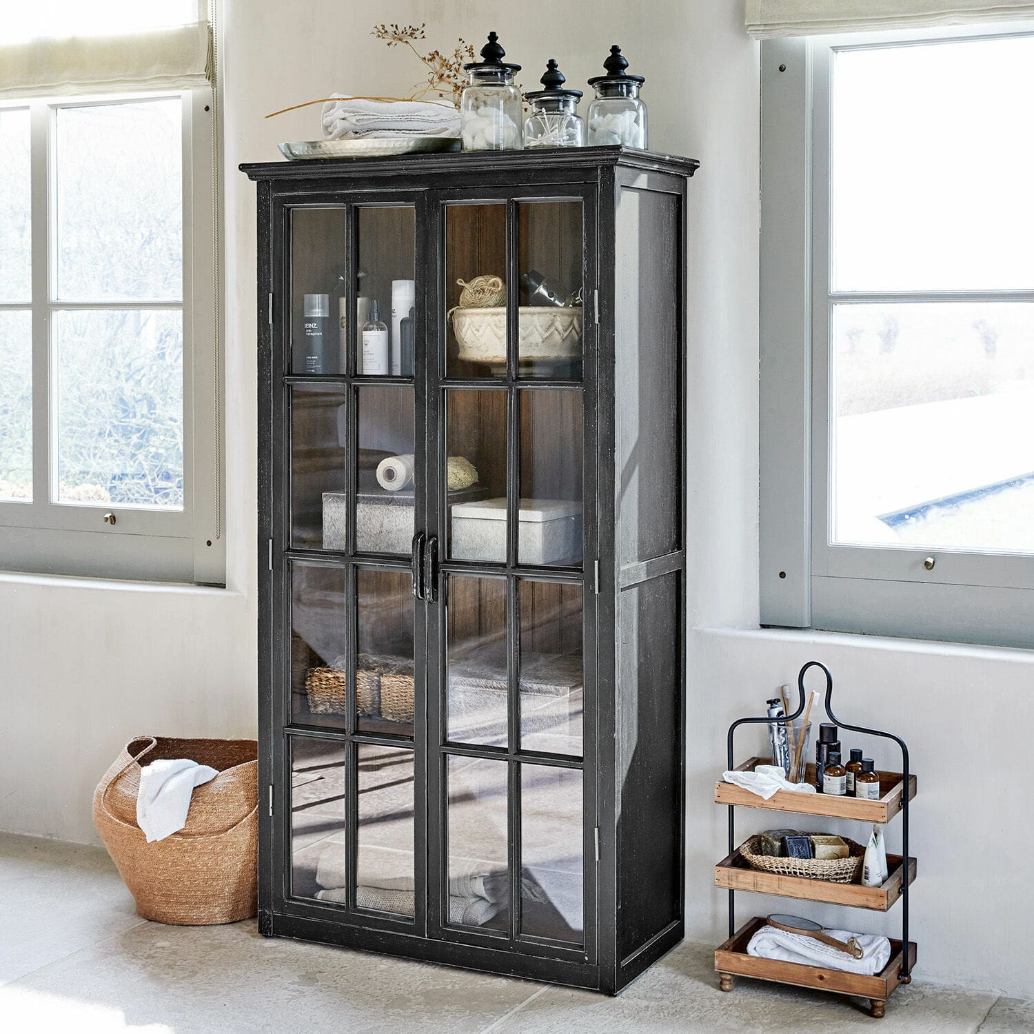 Vitrine Keanu Armoire noire en métal avec portes vitrées style loft pour rangement dans la salle de bain