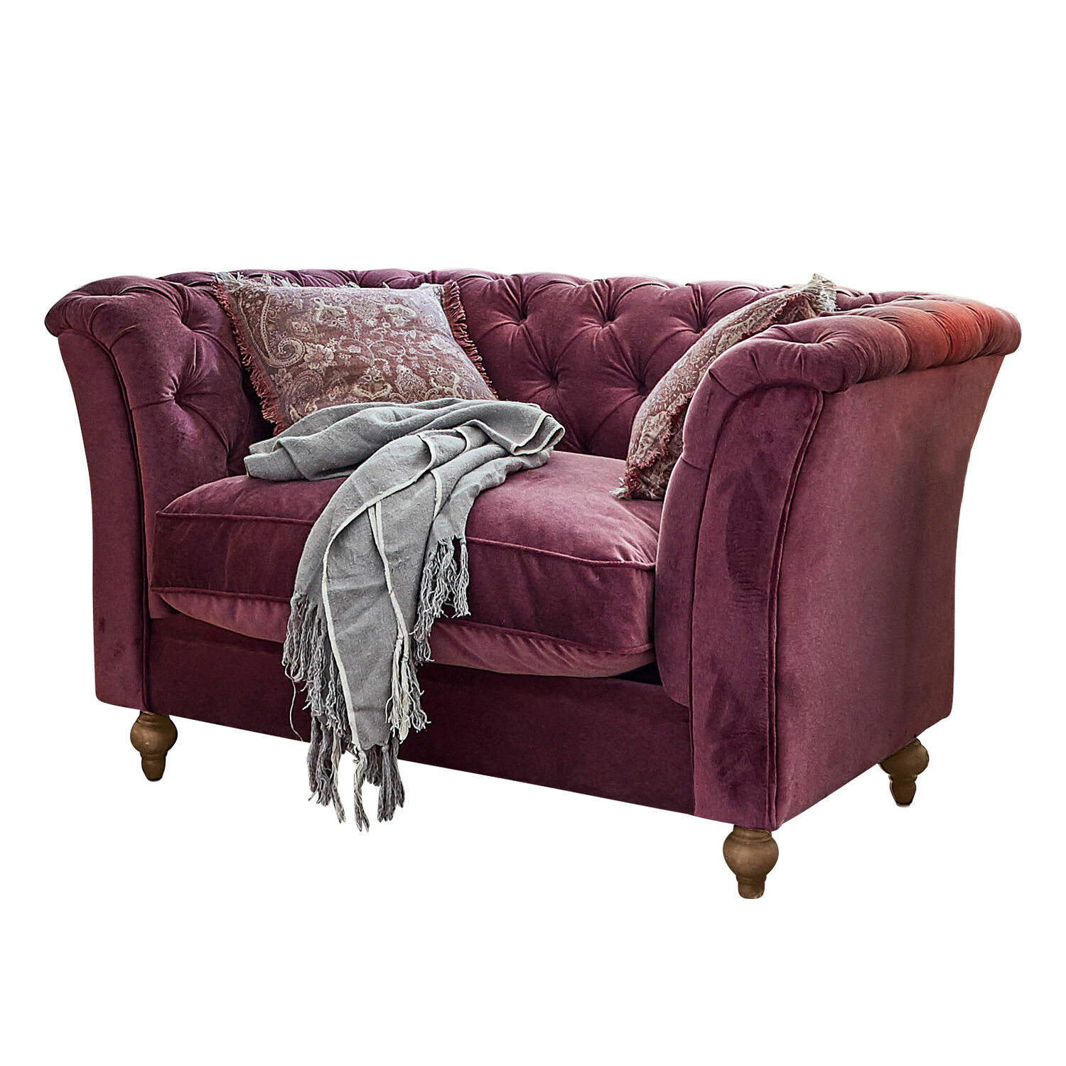 Canapé Clères Canapé deux places en velours violet avec dossier capitonné et pieds en bois, décoré de coussins et d'un plaid gris