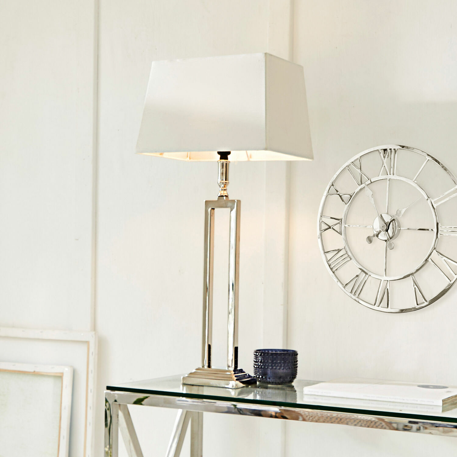 Lampe à poser Kinshaa Lampe de table moderne avec base en métal et abat-jour blanc sur une table en verre