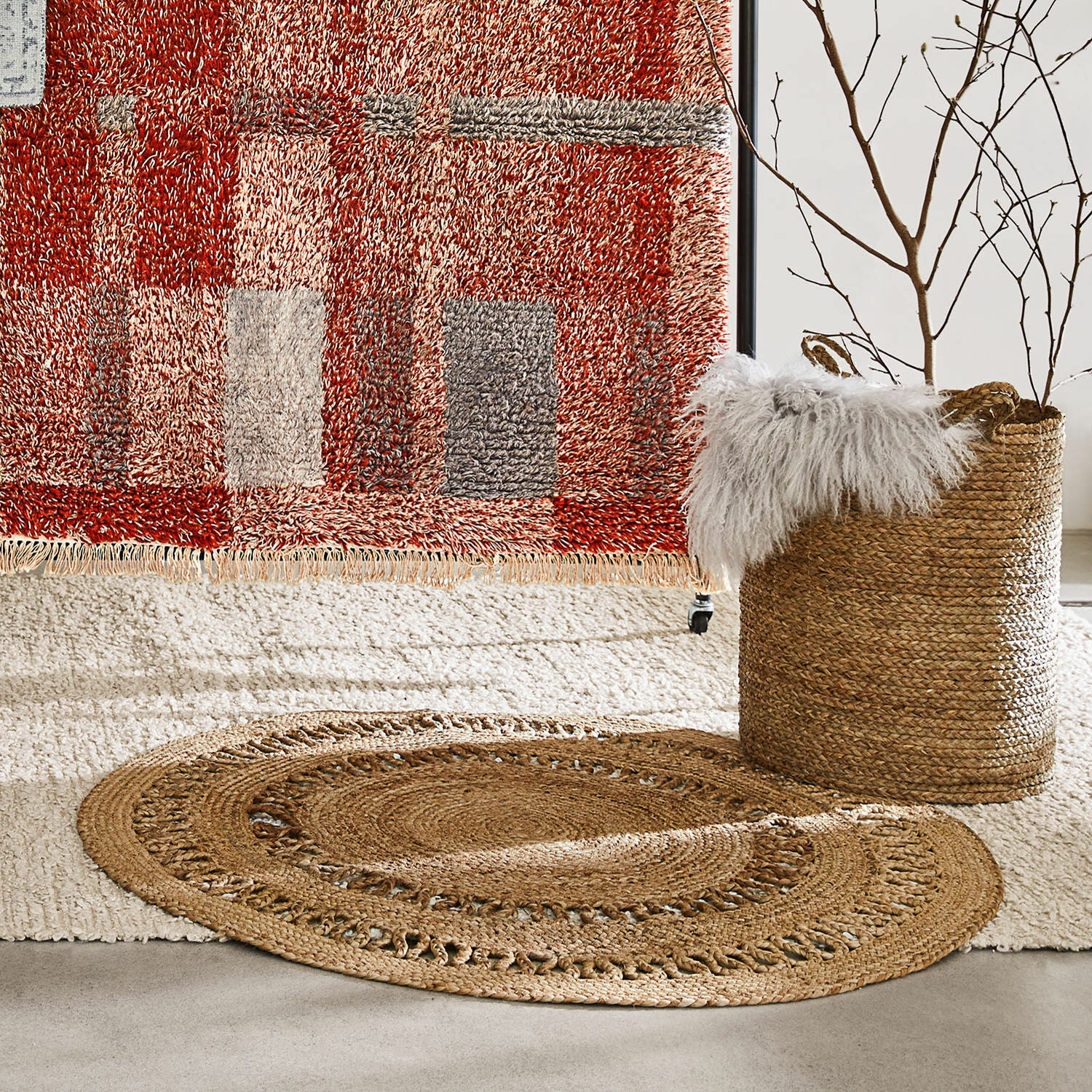 Tapis Nymarion Tapis ovale en jute couleur naturelle sur tapis clair avec motif rouge en arrière-plan