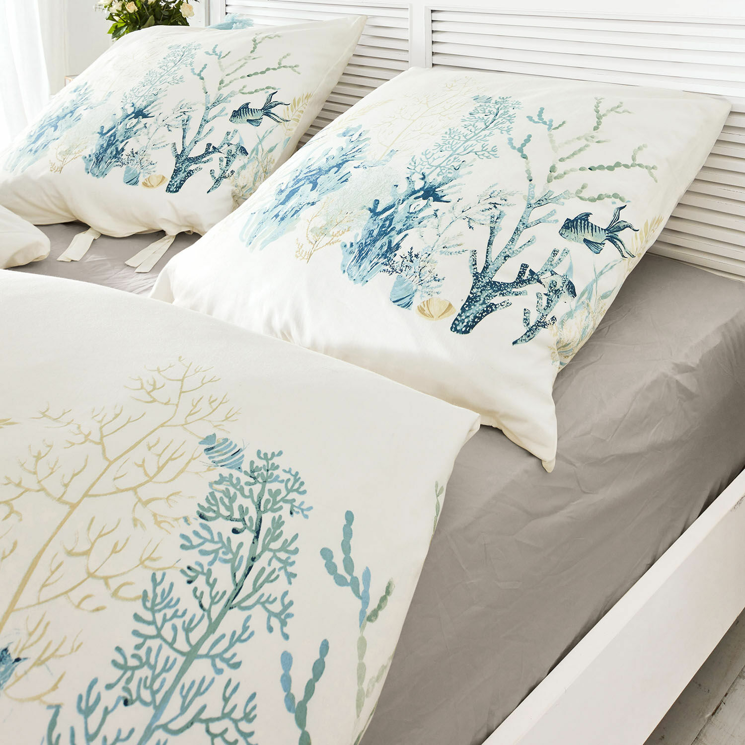 Parure de lit Grosmagny Parure de lit en coton avec motifs marins bleus et beiges sur drap gris clair