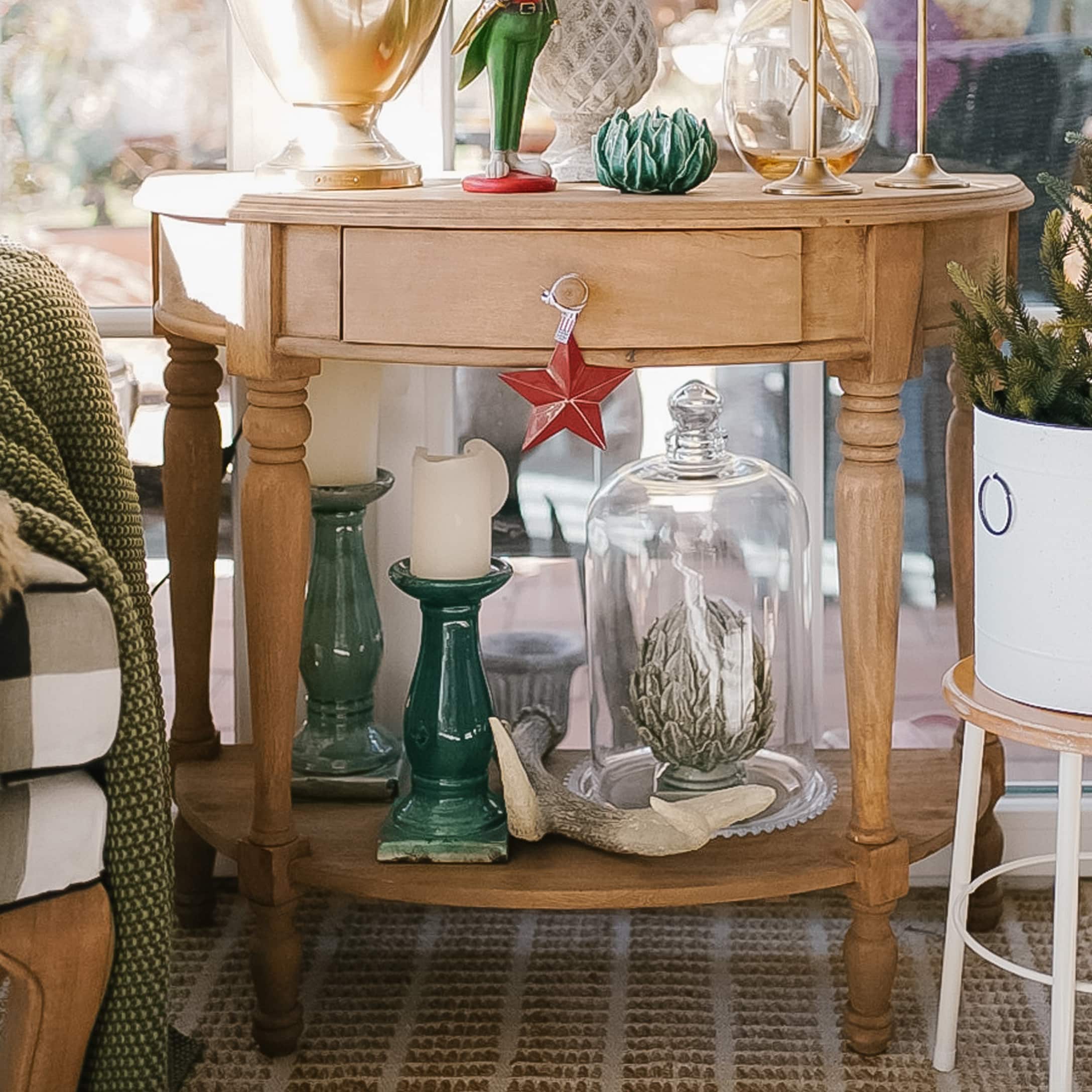 Table en bois clair avec tiroir et décorations de Noël dans un salon lumineux et cosy