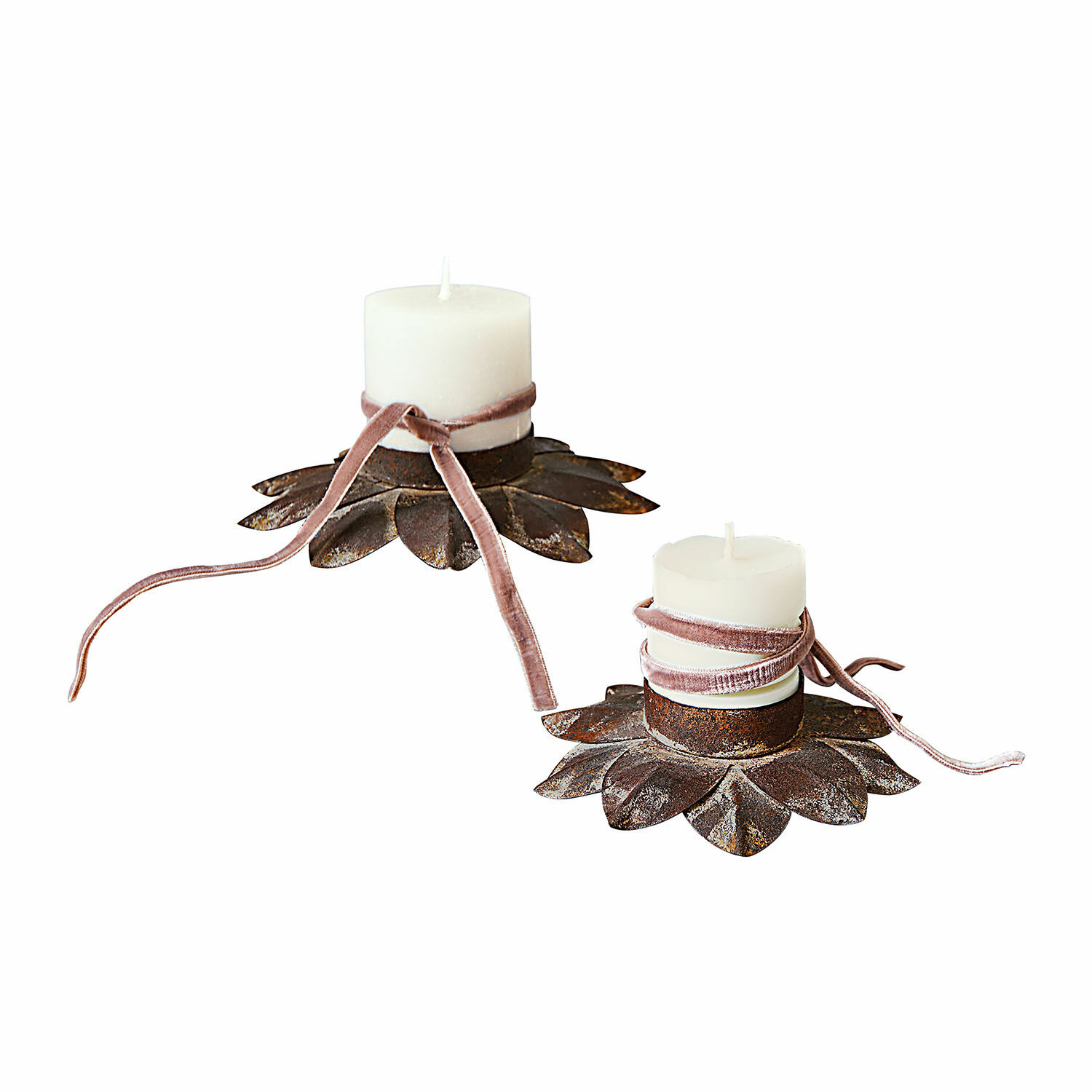 Lot de 2 bougeoirs Viverto Ensemble de deux bougeoirs en métal en forme de feuilles avec bougies blanches et ruban rose