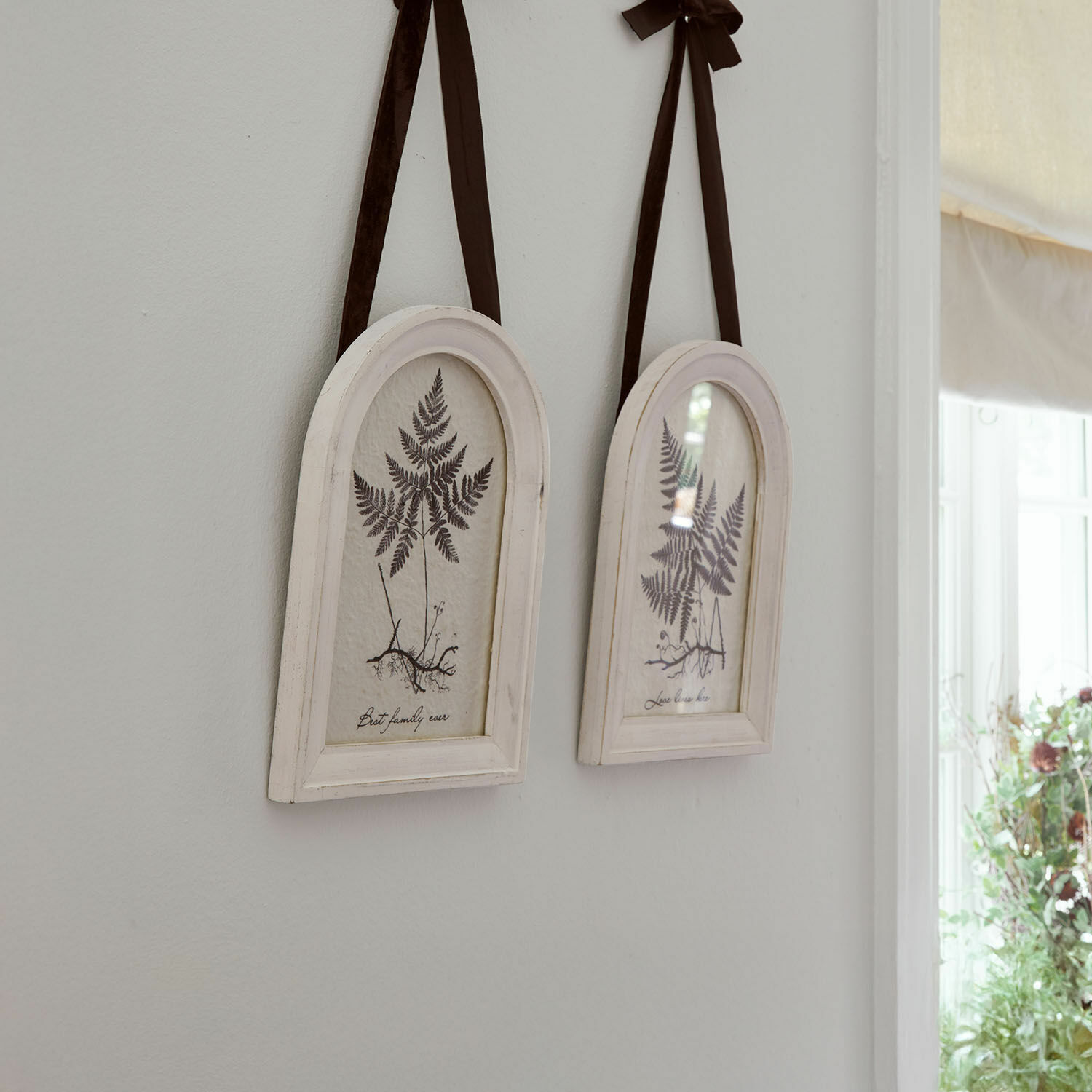 Lot de 2 tableaux Movirex Deux cadres en bois blanc avec illustrations de fougères et rubans marron pour suspendre au mur