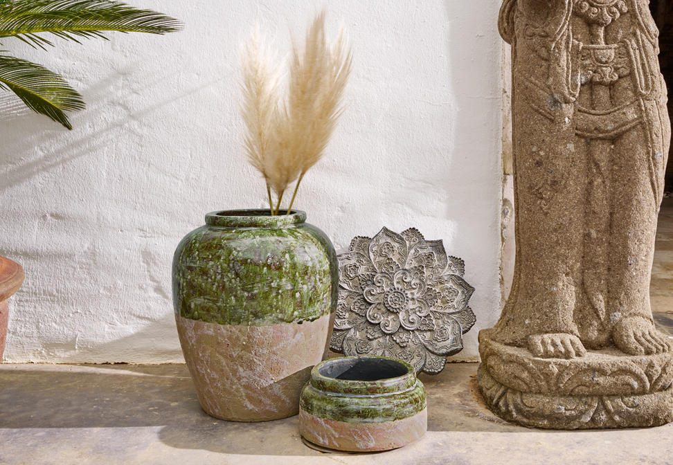Vases orientaux en céramique vert et rose avec décoration en herbe de la pampa et sculpture en pierre