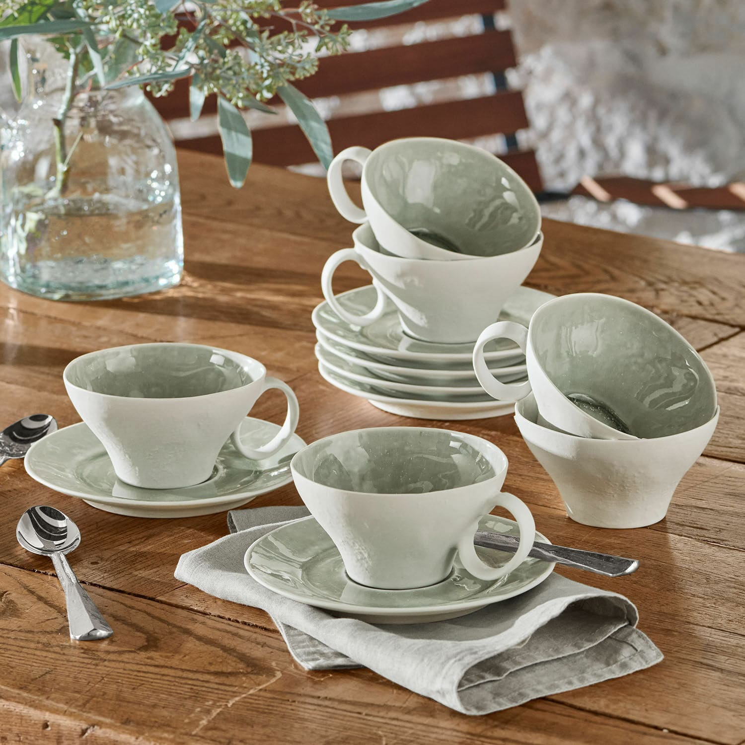 Lot de 6 tasses et soucoupes Braganza Ensemble de tasses en céramique blanche avec intérieur vert sur table en bois avec cuillères