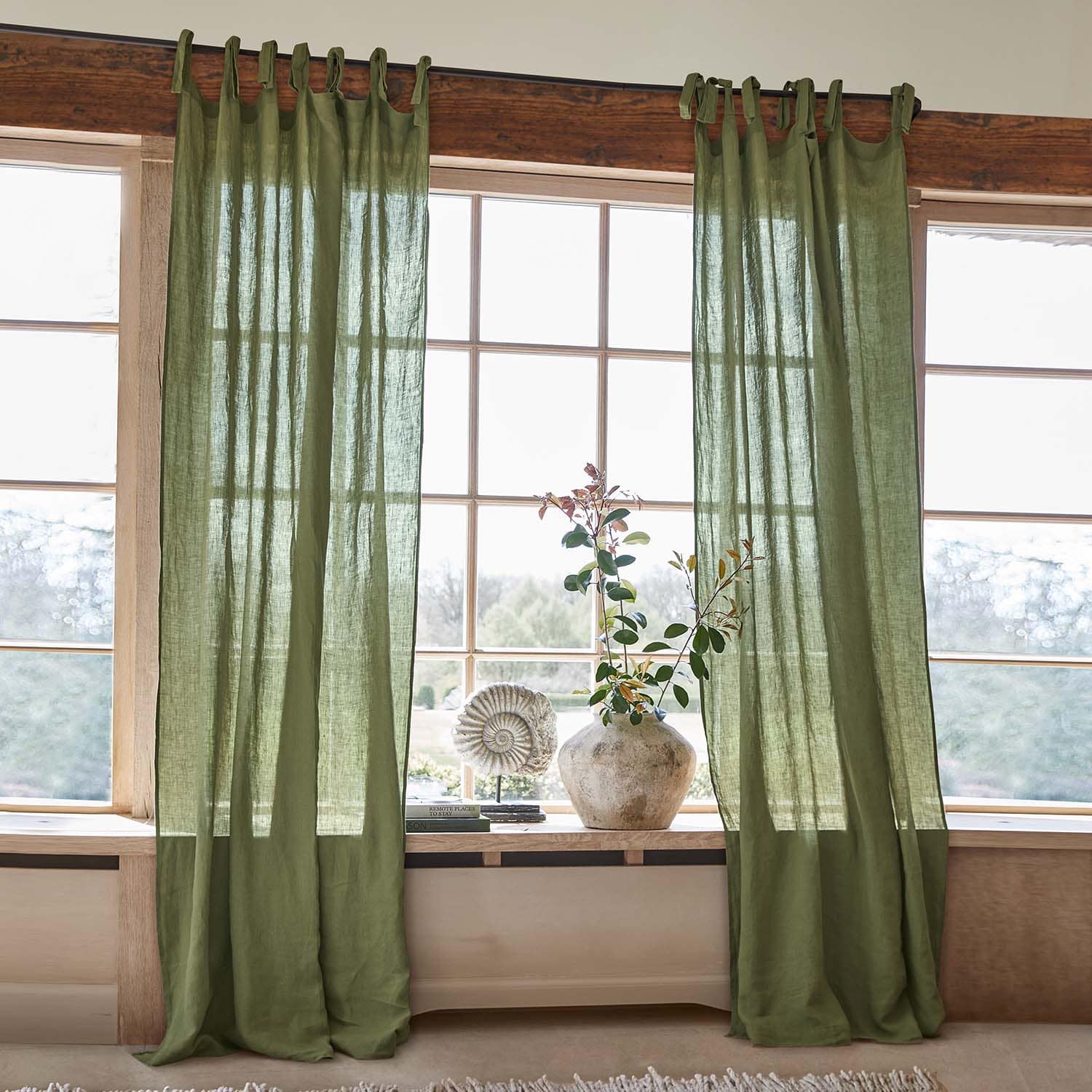 Rideaux en lin vert avec boucles sur tringle, décoration de fenêtre lumineuse avec vase naturel