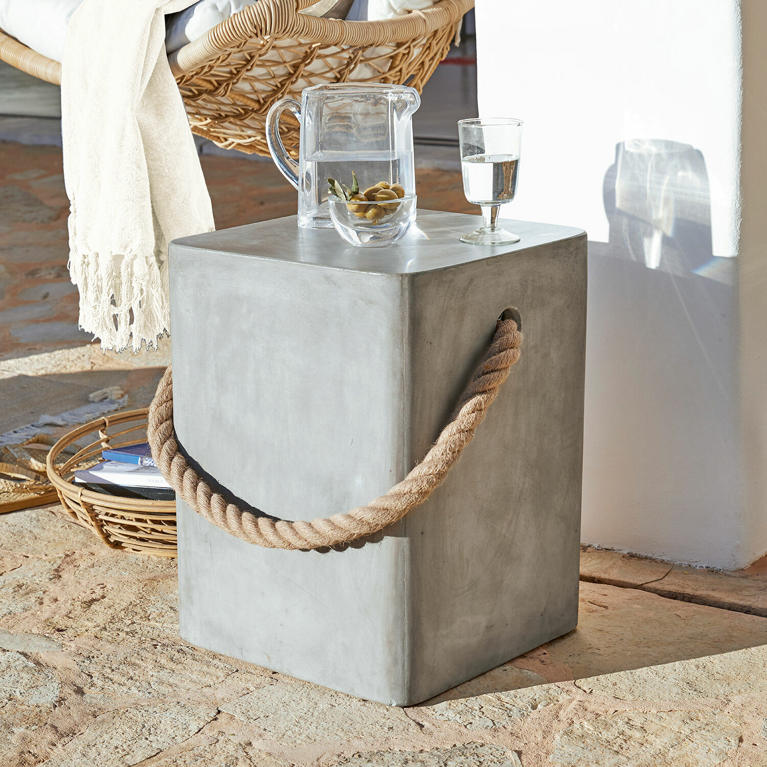 Table d'appoint Kaedi Table carrée en béton avec corde épaisse naturelle, meuble moderne pour salon ou terrasse