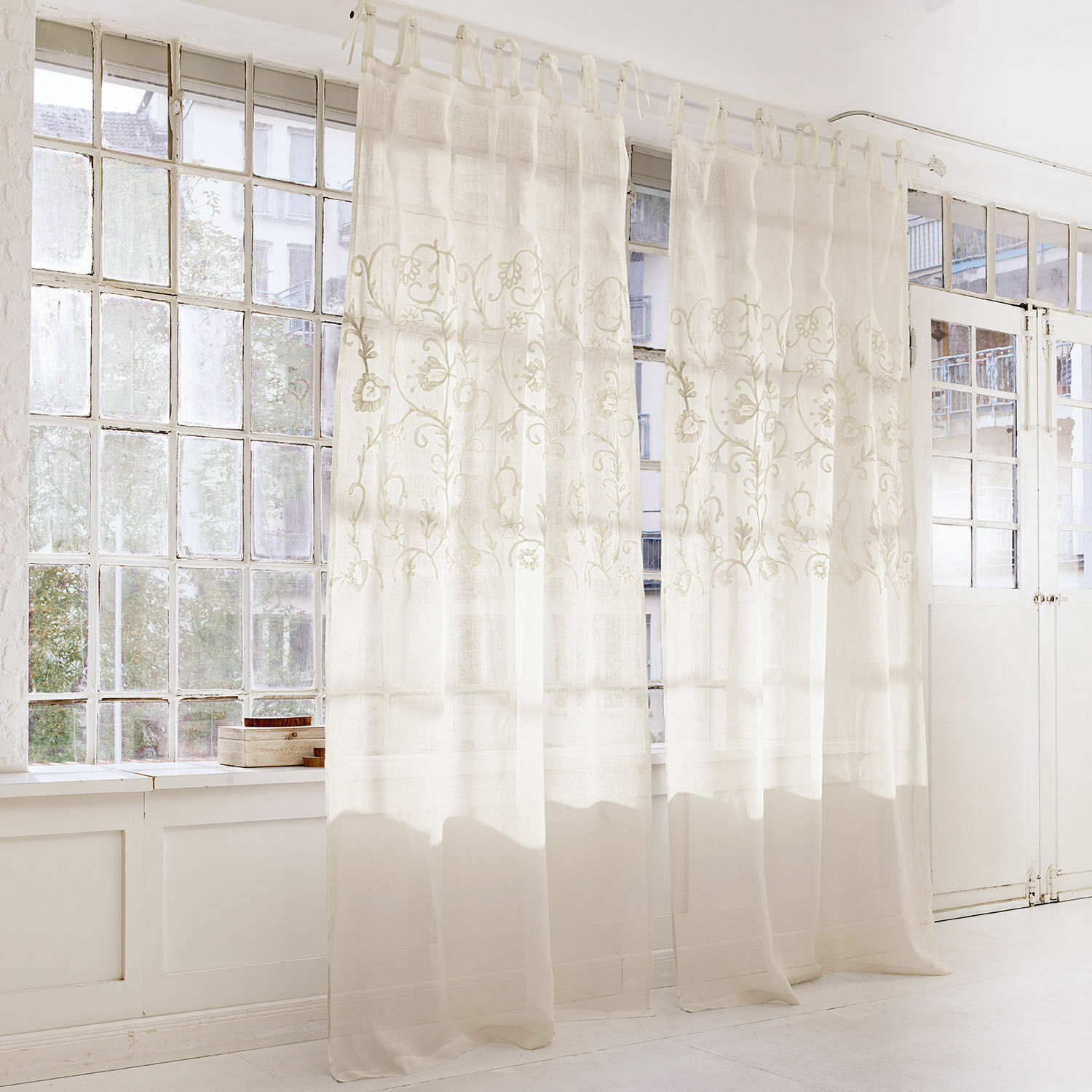 Rideau Judie Rideaux blancs transparents avec motif floral brodé, tissu léger pour salon lumineux