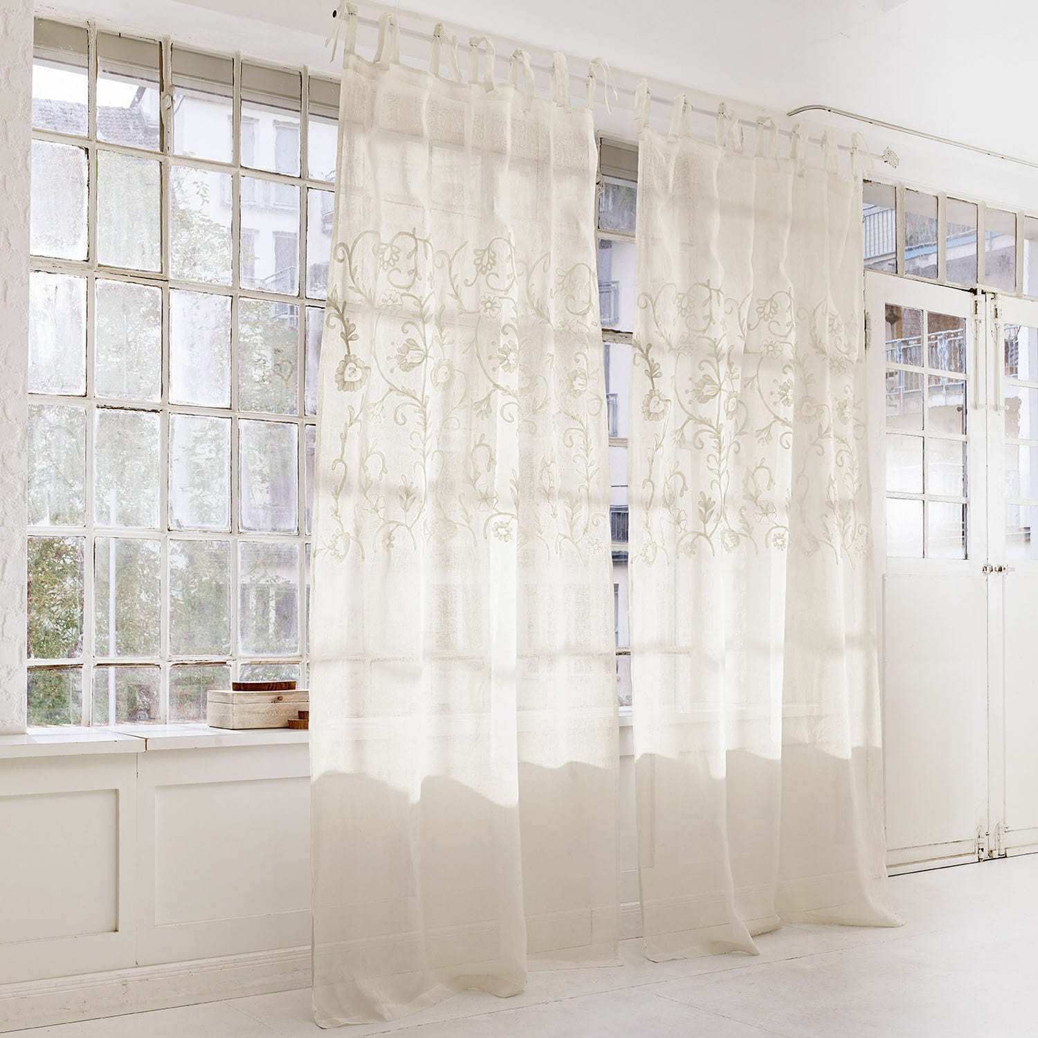Rideau Judie Rideaux blancs transparents avec motif floral brodé, tissu léger pour salon lumineux
