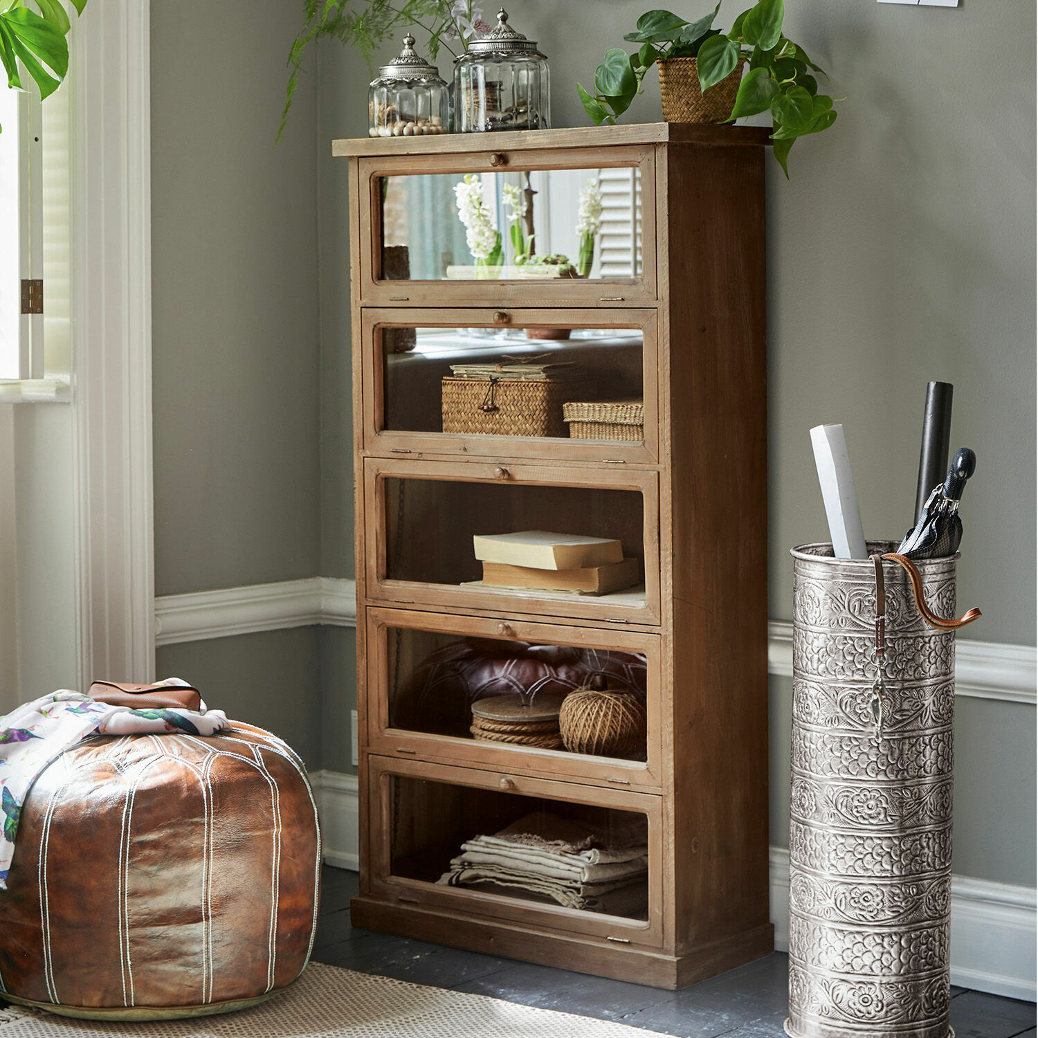 Commode Houghton Armoire en bois naturel avec cinq tiroirs vitrés pour rangement dans un salon lumineux et décoré